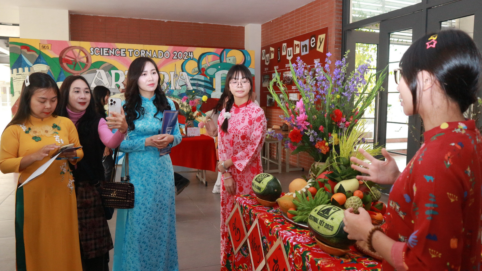 Ban Giám khảo chấm gian trưng bày của các lớp. img-0090.jpg