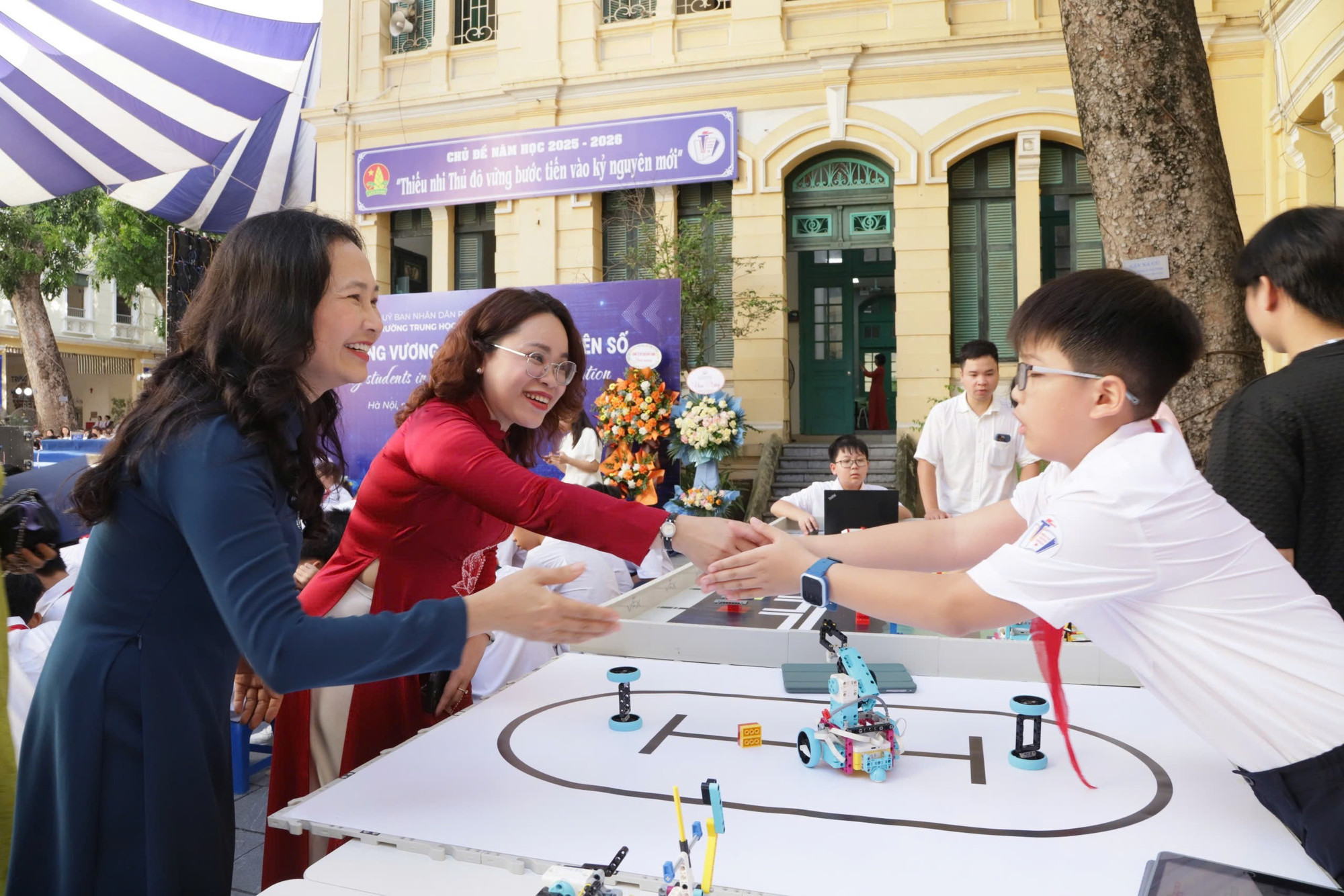 Nhà trường cũng luôn tiên phong trong đổi mới phương pháp dạy học gắn với chuyển đổi số. Năm học qua, nhà trường triển khai đồng bộ học bạ số, kho học liệu số tích hợp trí tuệ nhân tạo, gắn ứng dụng công nghệ với đổi mới kiểm tra, đánh giá. Các câu lạc bộ robotics, trí tuệ nhân tạo hoạt động sôi nổi, khơi dậy niềm say mê nghiên cứu khoa học, giúp học sinh sớm làm chủ công nghệ mới. z6978459112890-94267cc34a0f8e5e1a7627be571fc6eb.jpg