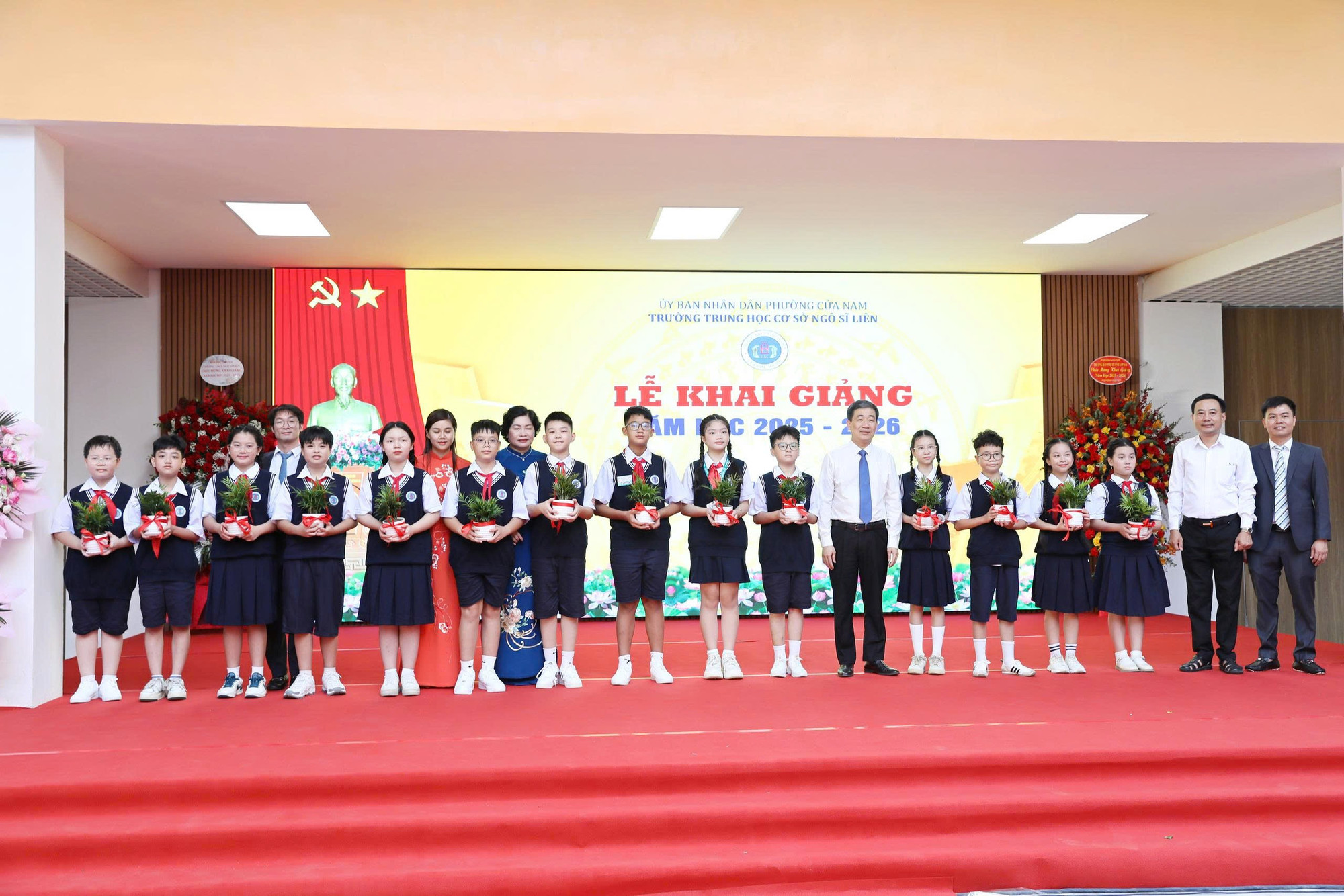 Nghi thức tặng cây xanh cho học sinh trong lễ khai giảng của Trường THCS Ngô Sĩ Liên (phường Cửa Nam). a-hoan.jpg