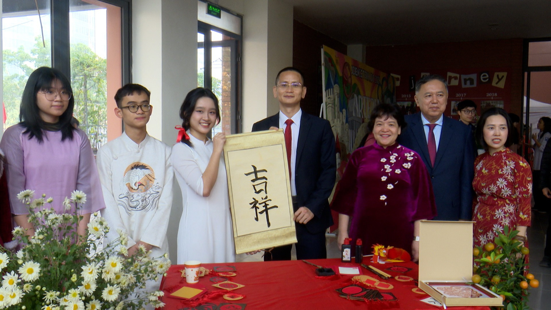 Ông Vương Đình Quán, Bí thư Thứ nhất Đại sứ quán Trung Quốc tại Việt Nam viết thư pháp tặng học sinh nhà trường. dsq-2.jpg