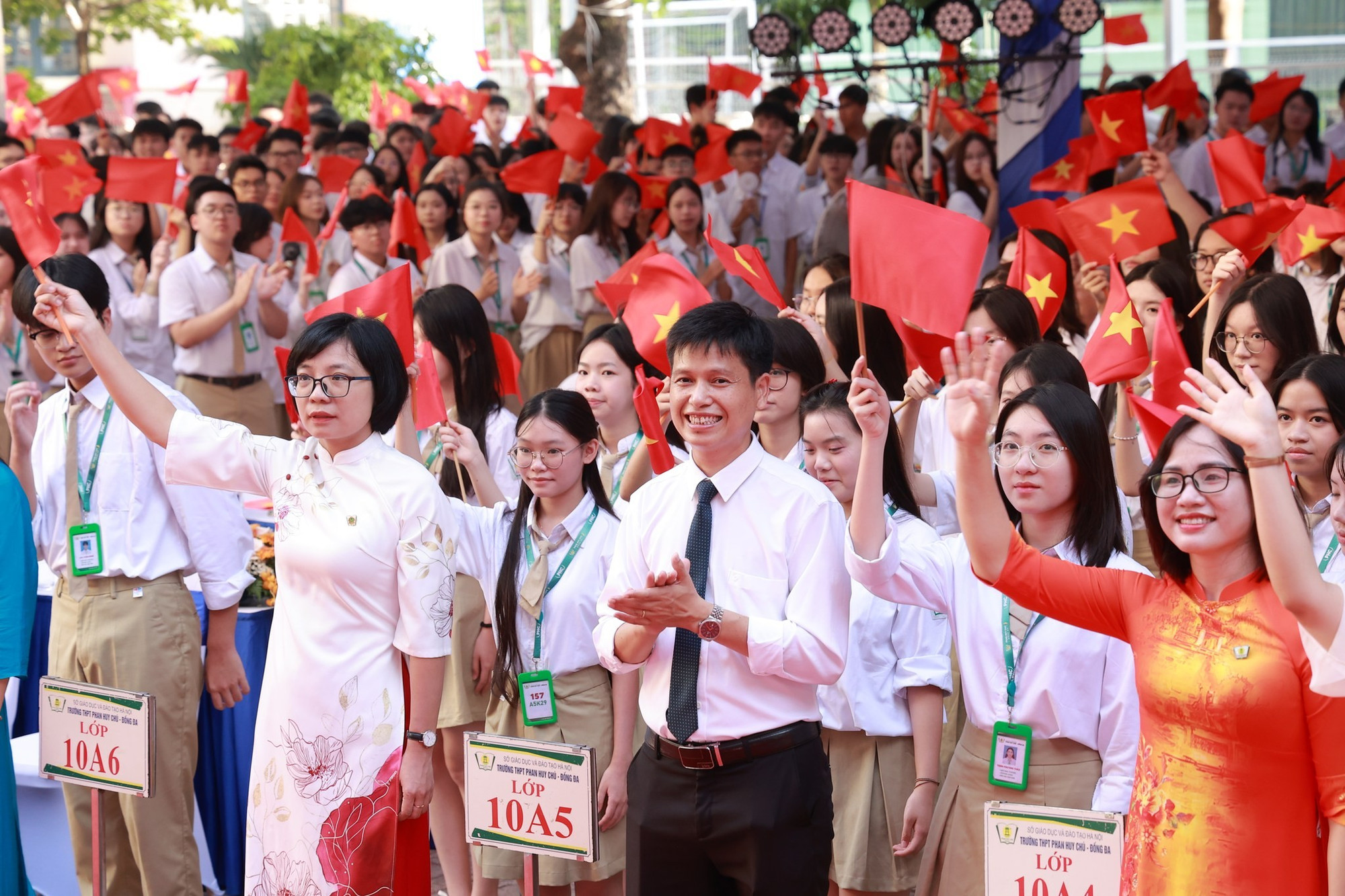 Trường THPT Phan Huy Chú được thành lập năm 1997, là trường bán công bậc THPT đầu tiên trực thuộc Sở Giáo dục và Đào tạo Hà Nội, được thành phố đầu tư xây dựng cơ sở vật chất ban đầu và thực hiện cơ chế nhân dân đóng góp hỗ trợ các hoạt động giáo dục theo quan điểm xã hội hóa giáo dục của Đảng và Nhà nước. 542667072-1199521168870629-3973753071758246051-n.jpg