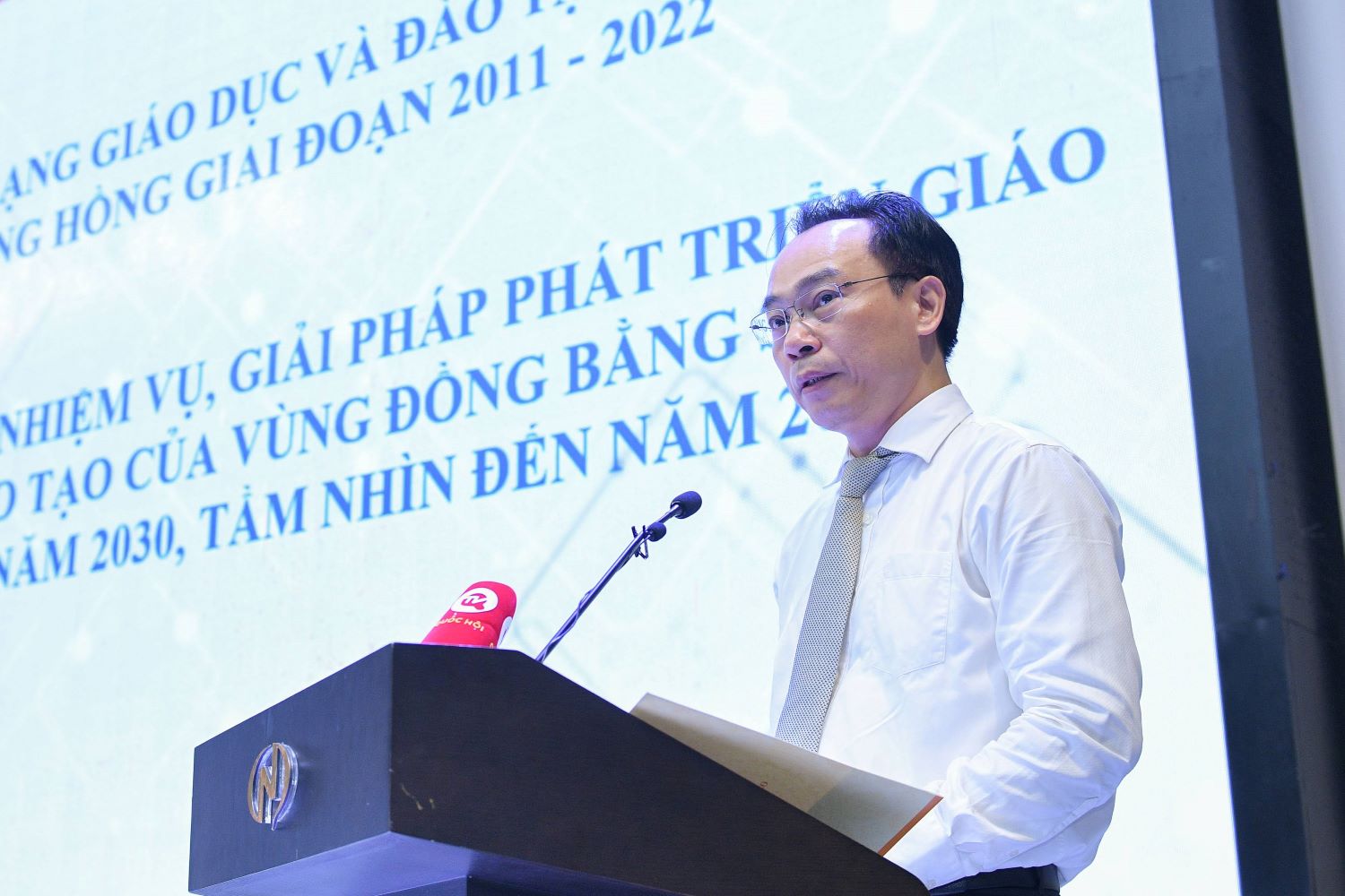 Thứ trưởng Bộ GD&amp;ĐT Hoàng Minh Sơn báo cáo tóm tắt tình hình phát triển giáo dục và đào tạo vùng đồng bằng Sông Hồng giai đoạn 2011 - 2022 và nhiệm vụ, giải pháp phát triển giáo dục đào tạo đến năm 2030, tầm nhìn đến năm 2045.