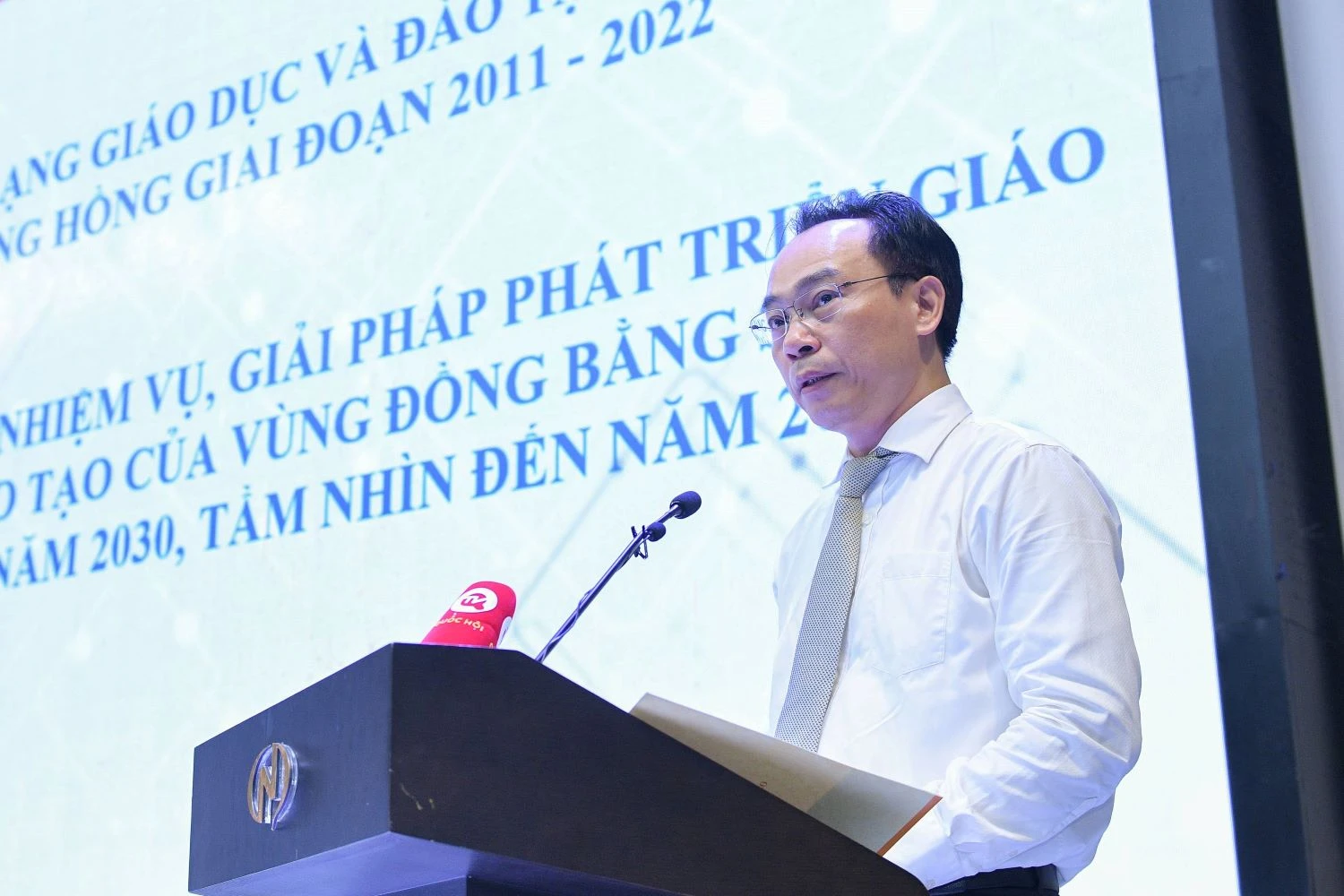 Thứ trưởng Bộ GD&amp;ĐT Hoàng Minh Sơn báo cáo tóm tắt tình hình phát triển giáo dục và đào tạo vùng đồng bằng Sông Hồng giai đoạn 2011 - 2022 và nhiệm vụ, giải pháp phát triển giáo dục đào tạo đến năm 2030, tầm nhìn đến năm 2045.