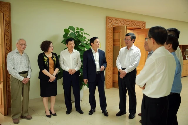 Phó Thủ tướng Trần Hồng Hà trao đổi với các chuyên gia, nhà quản lý giáo dục - Ảnh: VGP/Minh Khôi.