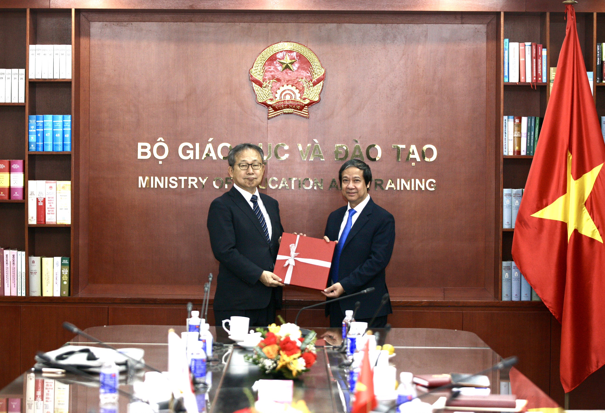 Bộ trưởng Nguyễn Kim Sơn tặng quà lưu niệm dịp ngài Yamada Takio đến chào từ biệt nhân kết thúc nhiệm kỳ công tác. Bộ trưởng Nguyễn Kim Sơn tặng quà lưu niệm dịp ngài Yamada Takio đến chào từ biệt nhân kết thúc nhiệm kỳ công tác.
