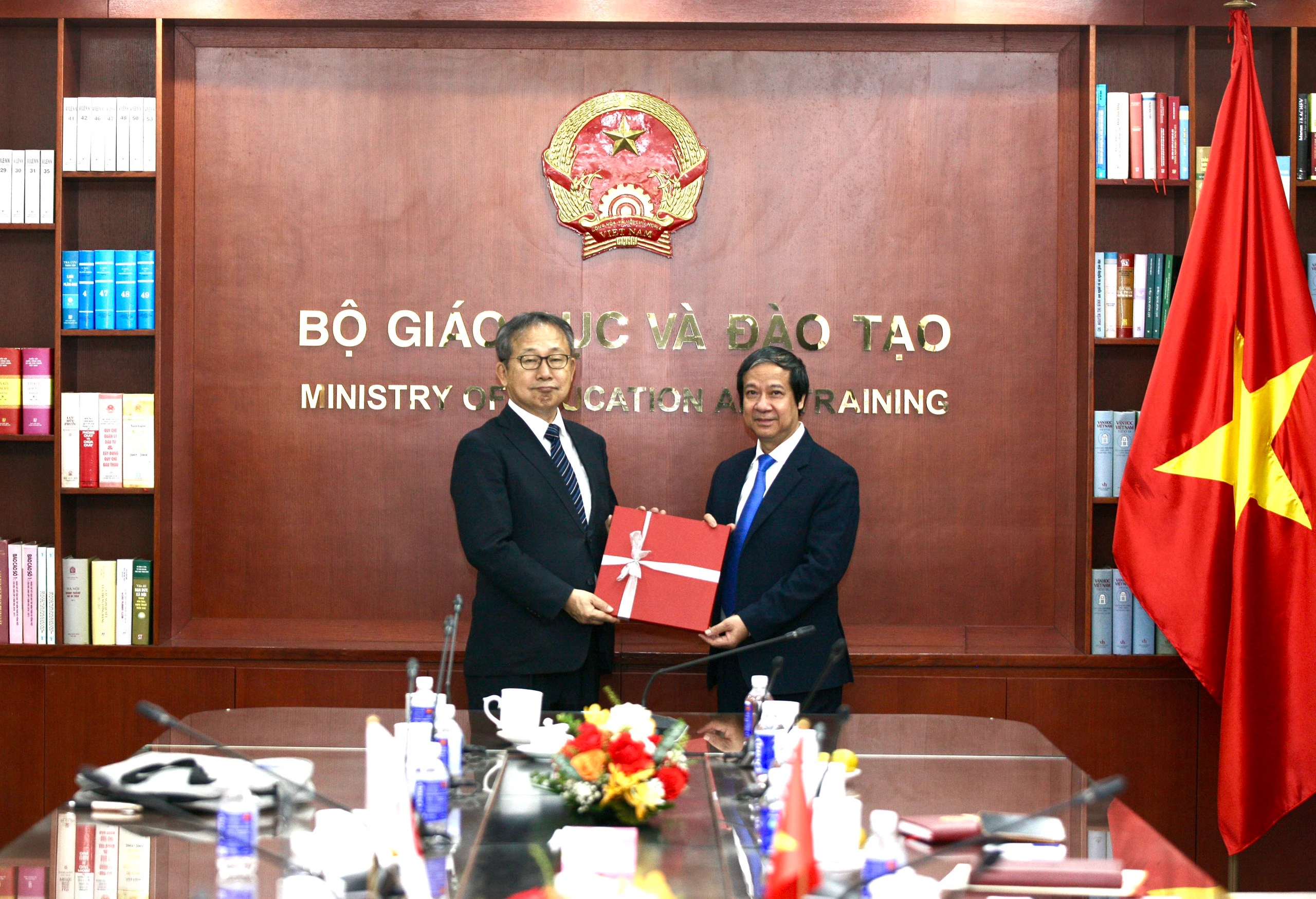 Bộ trưởng Nguyễn Kim Sơn tặng quà lưu niệm dịp ngài Yamada Takio đến chào từ biệt nhân kết thúc nhiệm kỳ công tác.