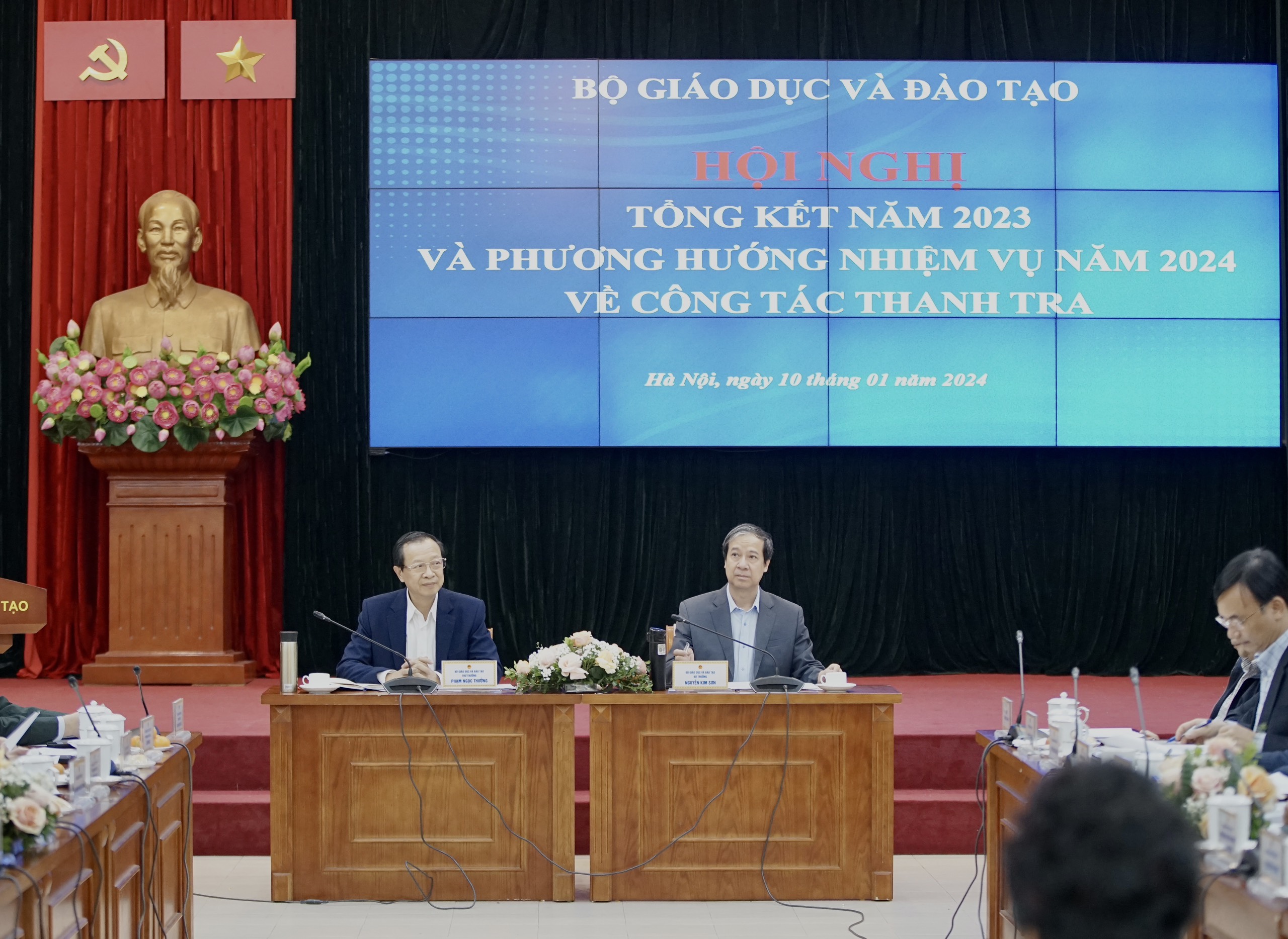 Bộ trưởng Nguyễn Kim Sơn, Thứ trưởng Phạm Ngọc Thưởng chủ trì Hội nghị.