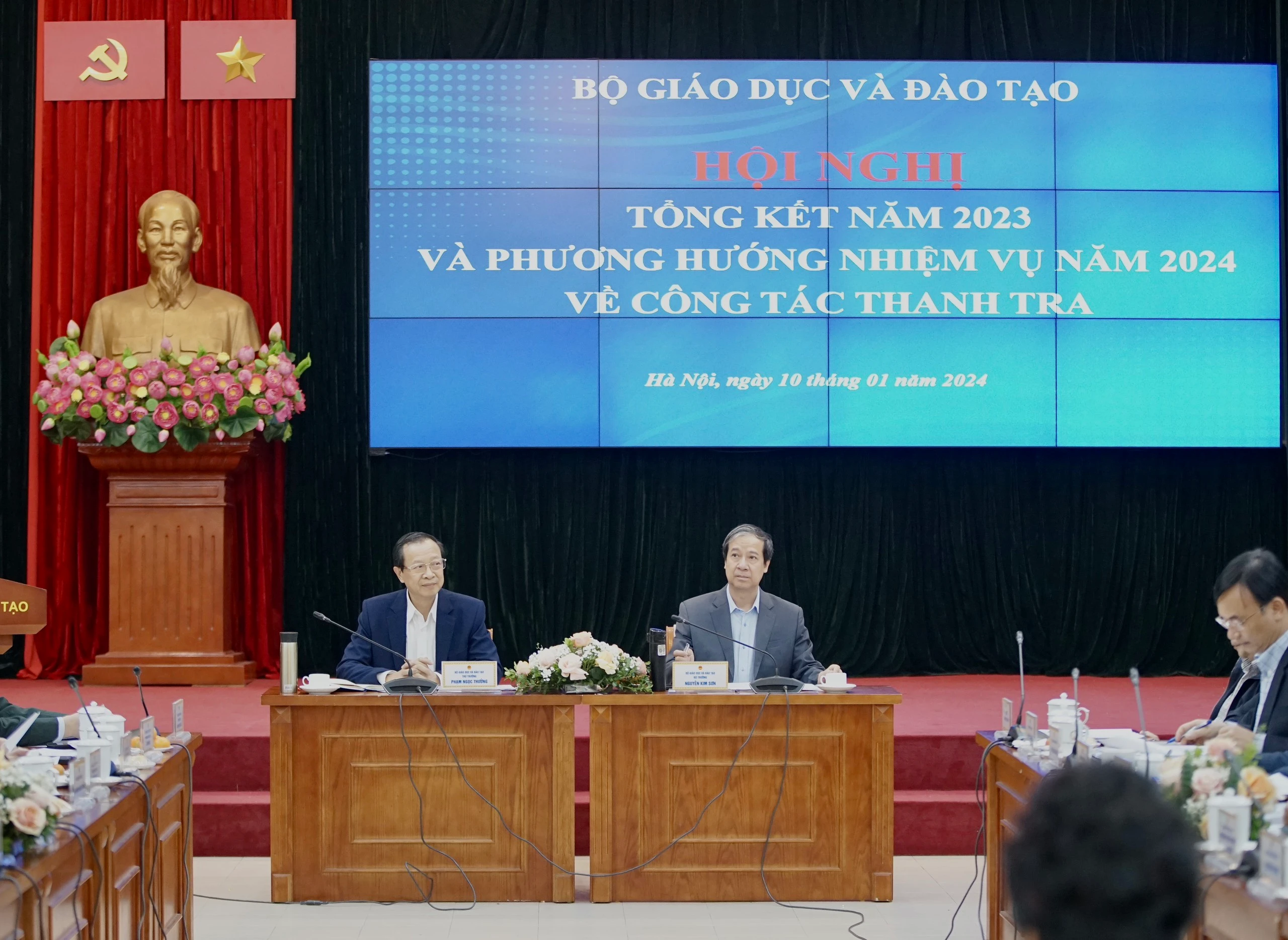 Bộ trưởng Nguyễn Kim Sơn, Thứ trưởng Phạm Ngọc Thưởng chủ trì Hội nghị.