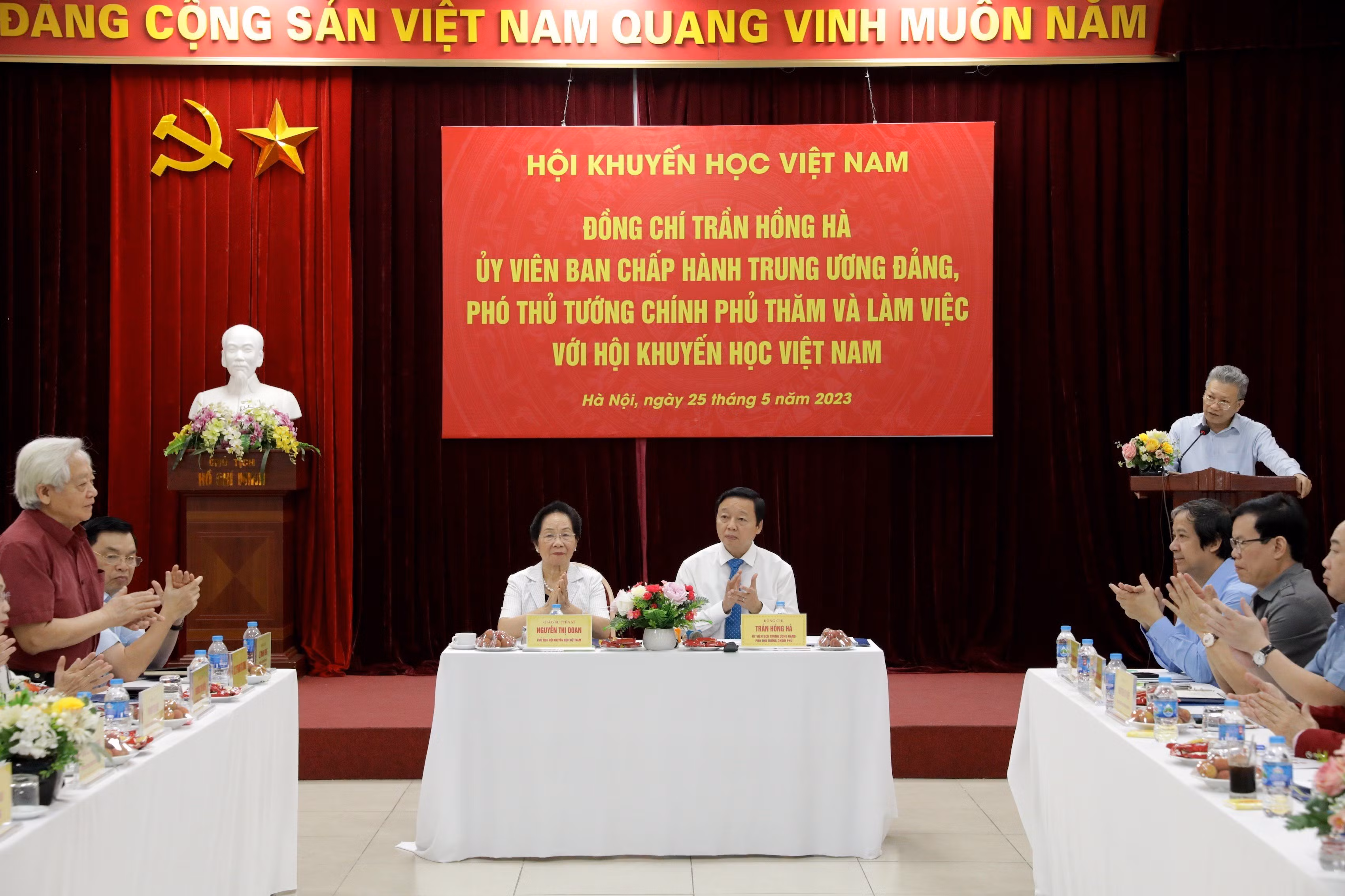 Phó Thủ tướng Trần Hồng Hà và Chủ tịch Hội Khuyến học Việt Nam Nguyễn Thị Doan chủ trì buổi làm việc.