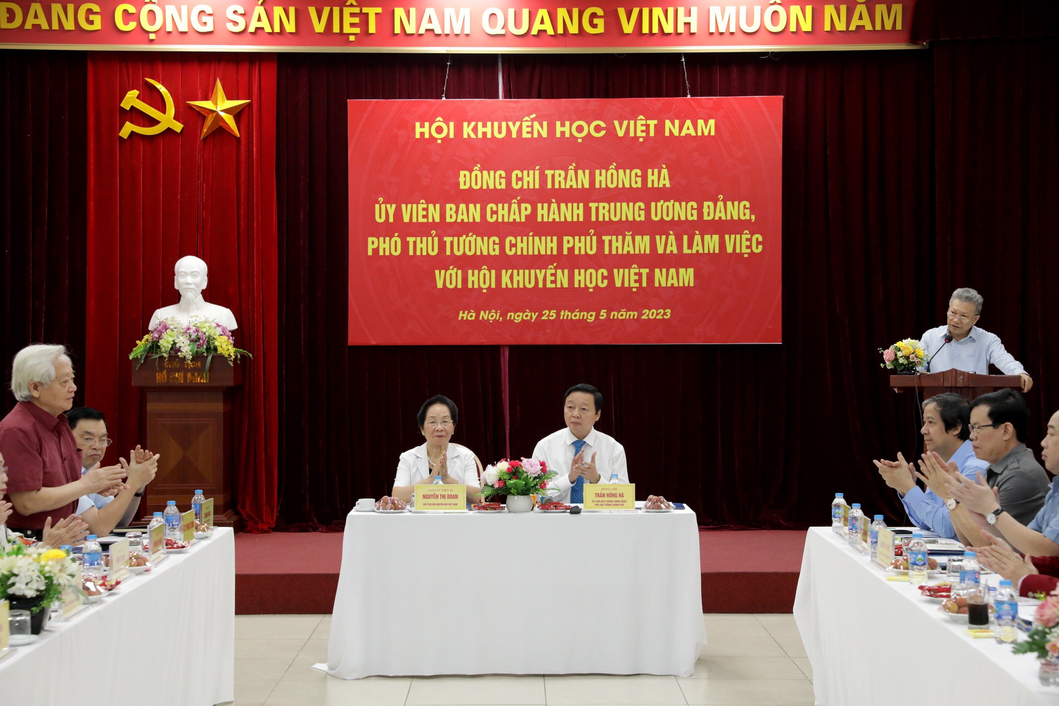 Phó Thủ tướng Trần Hồng Hà và Chủ tịch Hội Khuyến học Việt Nam Nguyễn Thị Doan chủ trì buổi làm việc.