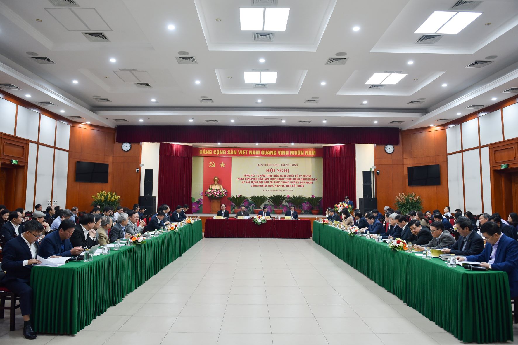 Hội nghị tổng kết 15 năm thực hiện Nghị quyết số 27-NQ/TW ngày 6/8/2008 của Ban Chấp hành Trung ương Đảng khóa X về xây dựng đội ngũ trí thức trong thời kỳ đẩy mạnh công nghiệp hóa, hiện đại hóa đất nước. Hội nghị tổng kết 15 năm thực hiện Nghị quyết số 27-NQ/TW ngày 6/8/2008 của Ban Chấp hành Trung ương Đảng khóa X về xây dựng đội ngũ trí thức trong thời kỳ đẩy mạnh công nghiệp hóa, hiện đại hóa đất nước.