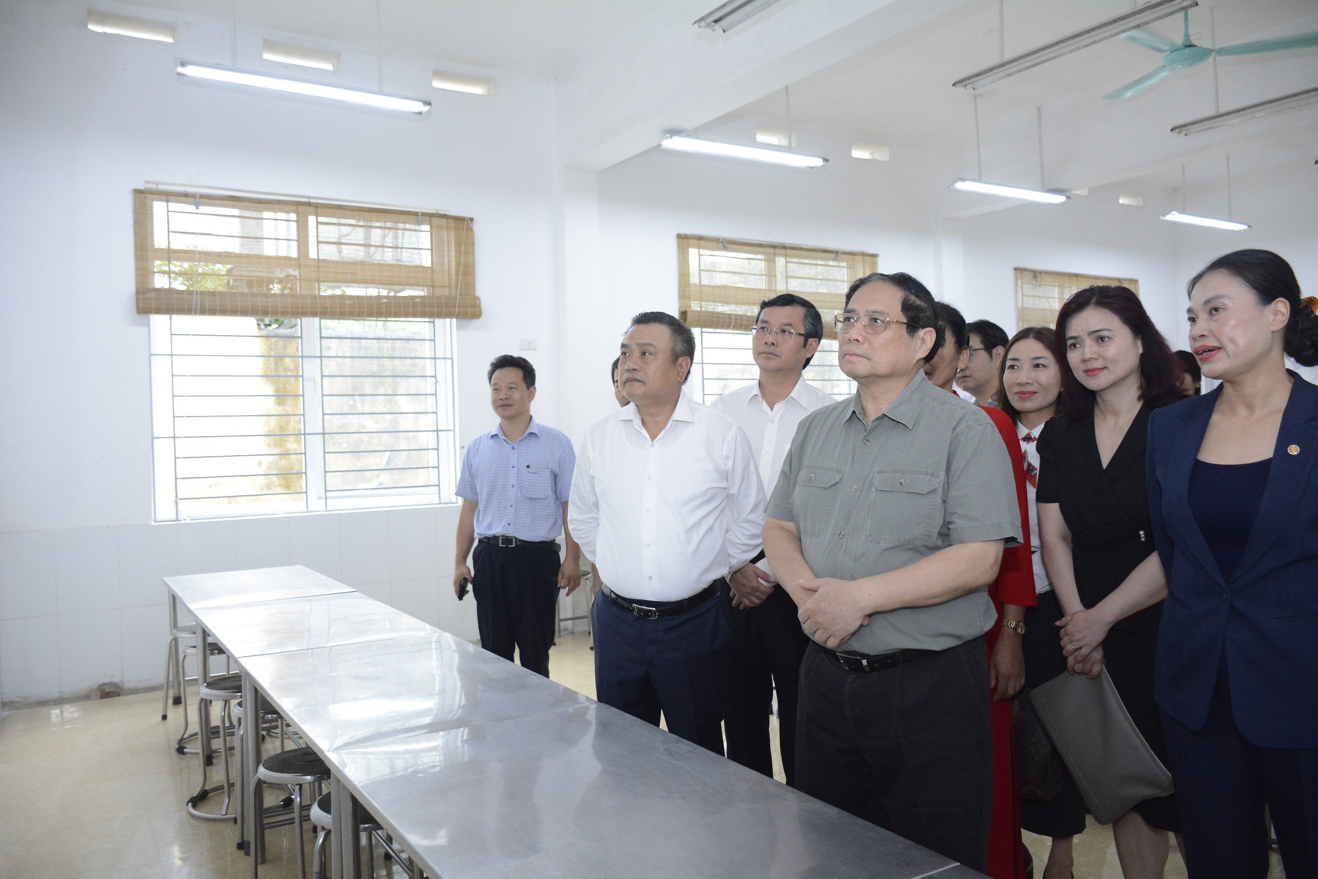 Thăm cơ sở vật chất của Trung tâm, Thủ tướng vui mừng được biết, mặc dù còn gặp nhiều khó khăn, thách thức, nhất là về cơ sở vật chất, thiết bị dạy học, nhưng các thầy cô giáo và các cháu học sinh đã rất nỗ lực, cố gắng để dạy tốt và học tốt.