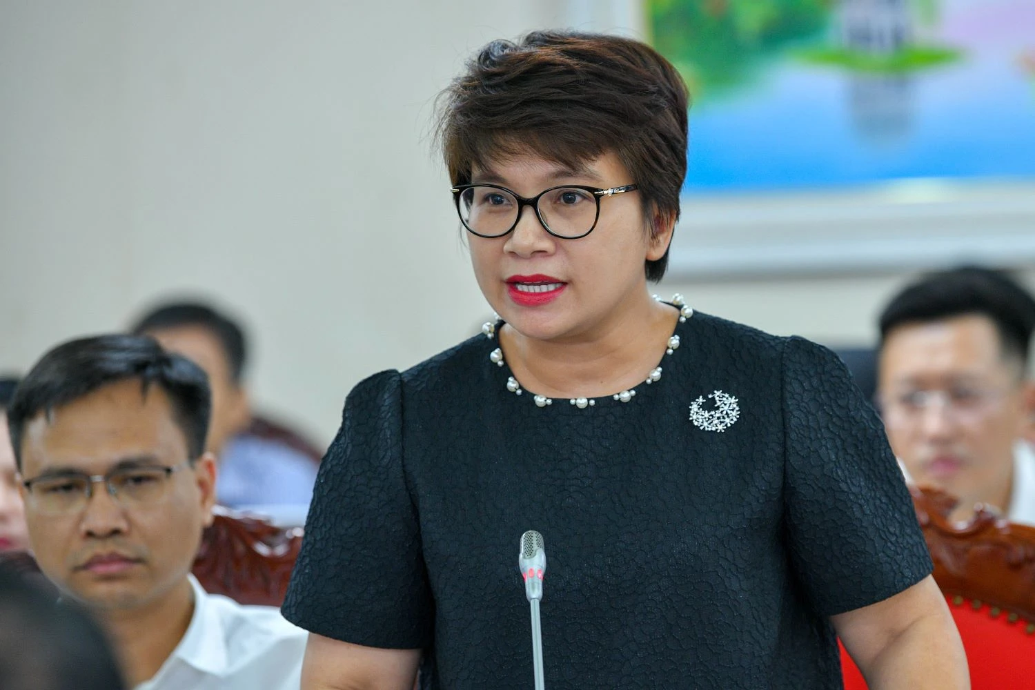 Vụ trưởng Vụ Giáo dục Đại học (Bộ GD&amp;ĐT) Nguyễn Thu Thủy trao đổi với địa phương về tình hình giáo dục - đào tạo.