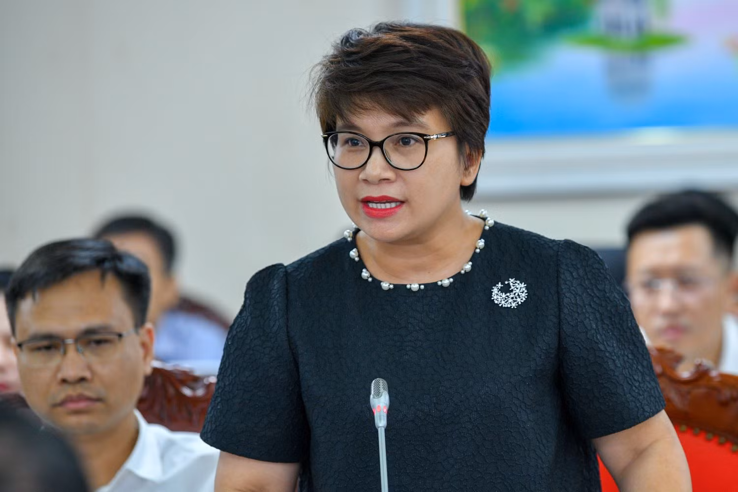 Vụ trưởng Vụ Giáo dục Đại học (Bộ GD&amp;ĐT) Nguyễn Thu Thủy trao đổi với địa phương về tình hình giáo dục - đào tạo.