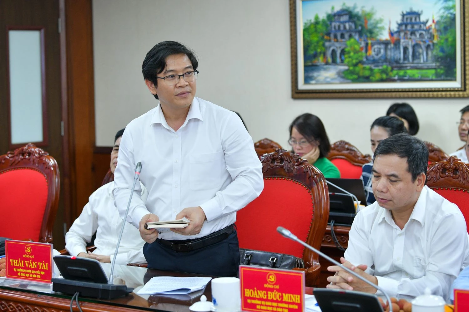 Vụ trưởng Vụ Giáo dục Tiểu học (Bộ GD&amp;ĐT) Thái Văn Tài trao đổi với địa phương về tình hình giáo dục - đào tạo.