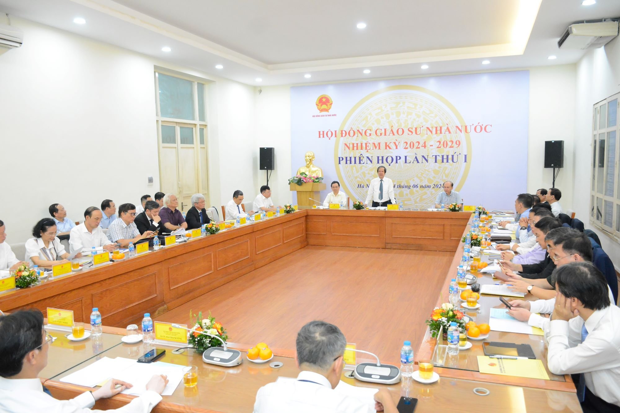 Quang cảnh phiên họp.