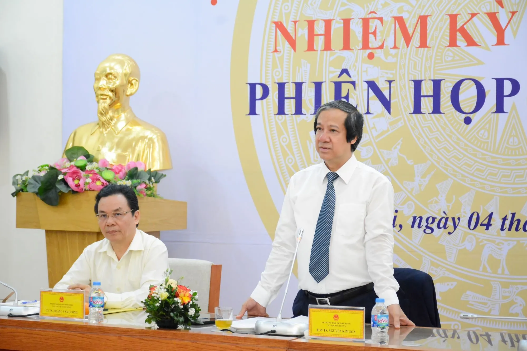 Bộ trưởng - Chủ tịch Hội đồng Giáo sư nhà nước Nguyễn Kim Sơn phát biểu tại phiên họp.