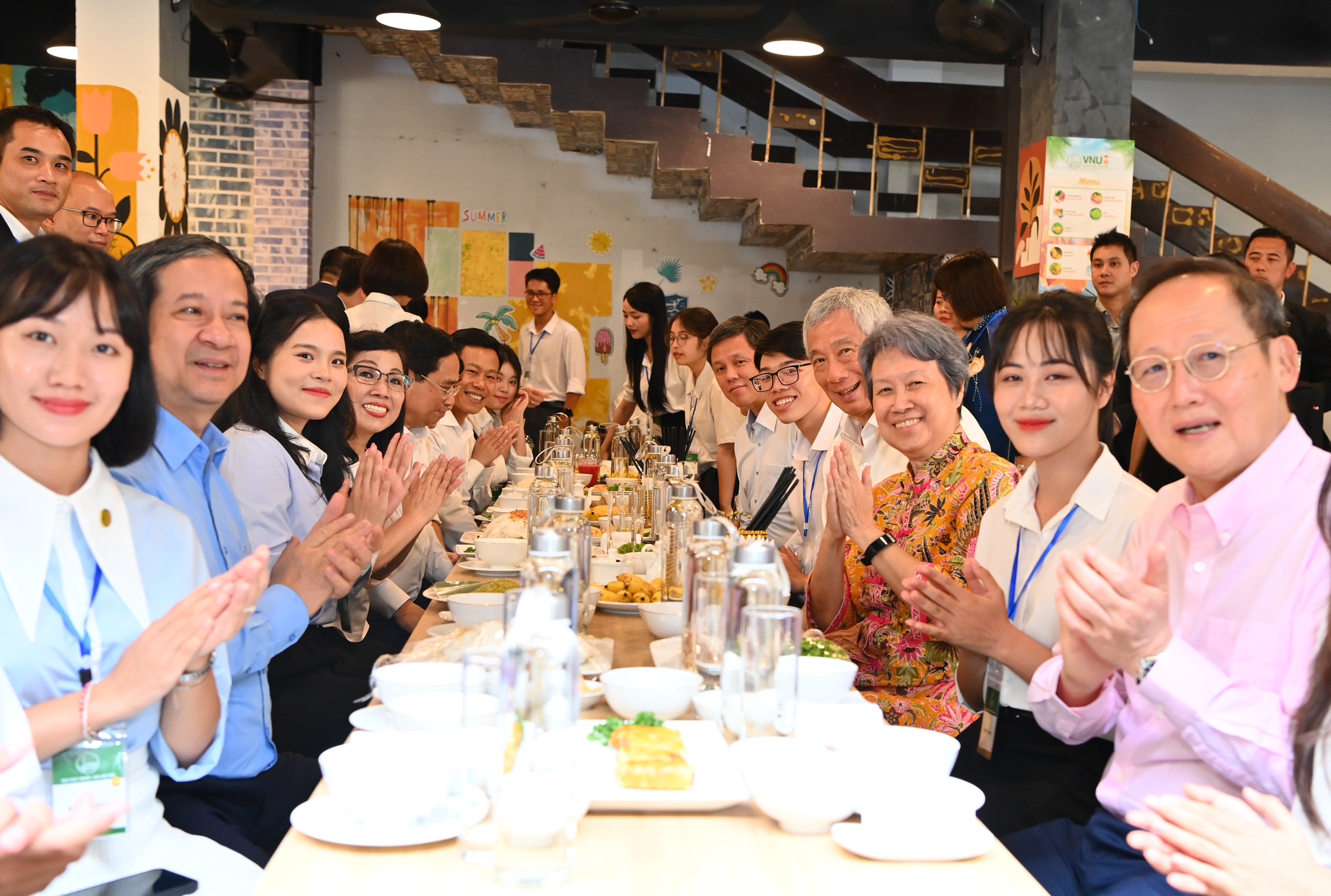 Thủ tướng Phạm Minh Chính và Thủ tướng Lý Hiển Long đã có buổi ăn trưa thân mật cùng với sinh viên tại căng tin của Trường Đại học Ngoại ngữ. Tại đây, hai Thủ tướng đã thưởng thức các món ăn truyền thống của Việt Nam như bánh cuốn chả, bún thang, nem Hà Nội, cốm…