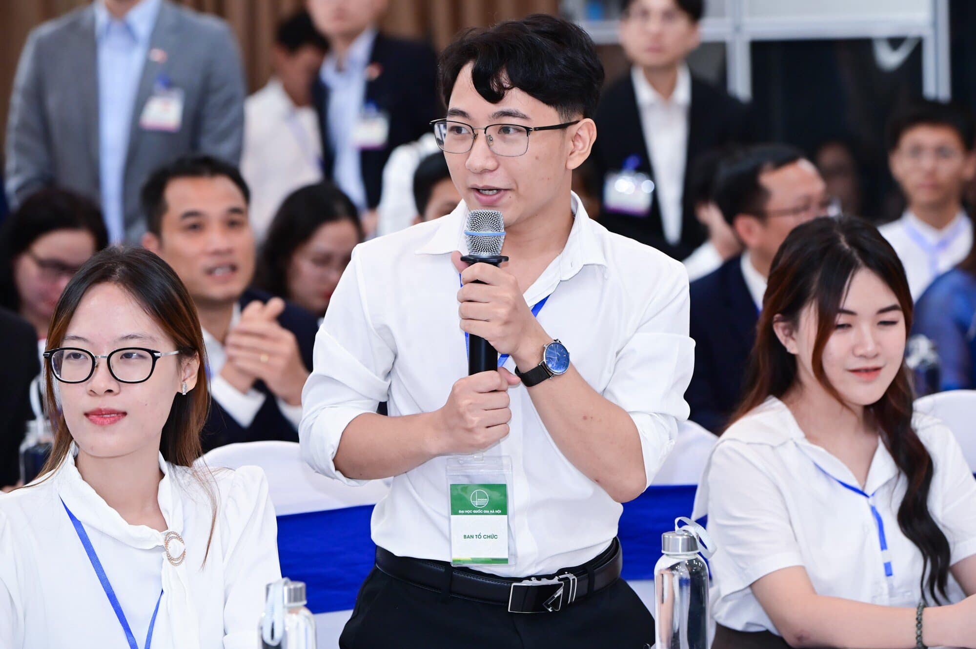 Các sinh viên mong muốn Thủ tướng Lý Hiển Long chia sẻ những kinh nghiệm, bài học quý trên con đường học tập, rèn luyện để thành công của Thủ tướng; kỳ vọng của các nhà lãnh đạo với thế hệ trẻ…Ảnh: VNU