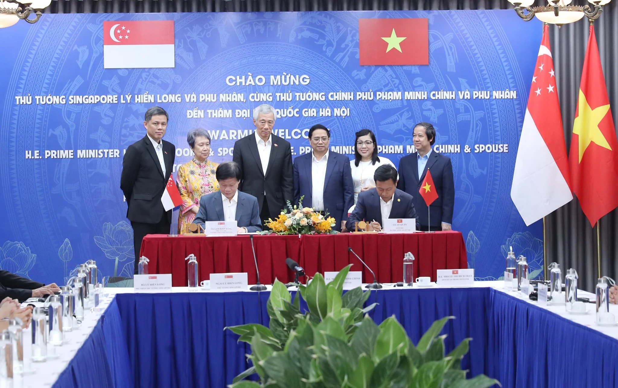 Nhân dịp này, ĐHQG Hà Nội, ĐHQG TP.Hồ Chí Minh cùng ĐH Công nghệ Nanyang (NTU - Singapore) ký kết văn bản thỏa thuận hợp tác giữa trong lĩnh vực trao đổi cán bộ, giảng viên, sinh viên và nghiên cứu khoa học. Ảnh: VNU