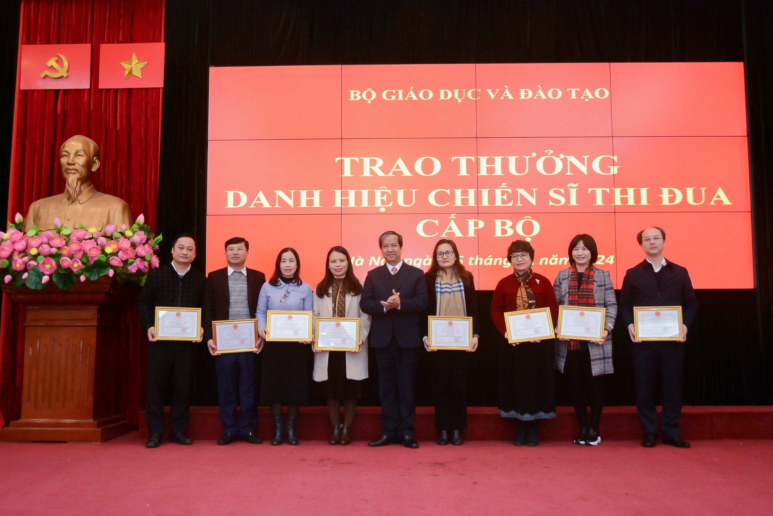 Bộ trưởng Nguyễn Kim Sơn trao quyết định công nhận chiến sĩ thi đua cấp Bộ cho các cá nhân. Bộ trưởng Nguyễn Kim Sơn trao quyết định công nhận chiến sĩ thi đua cấp Bộ cho các cá nhân.