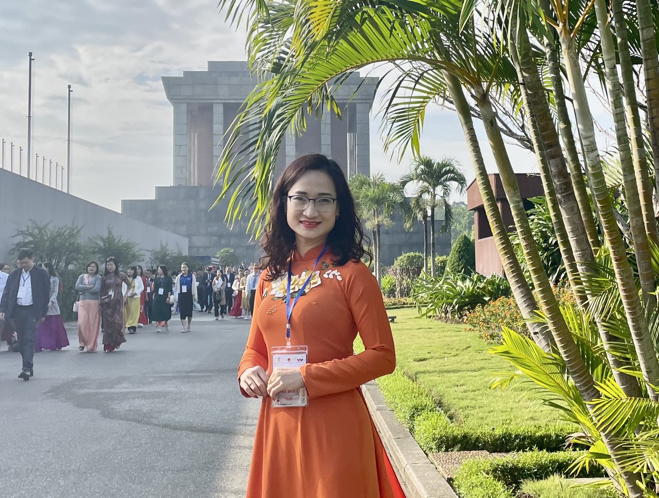 Cô Phạm Thị Thu Trang, giáo viên Trường THPT Kim Bôi (Hòa Bình) sáng 19/11 trong buổi báo công dâng Bác cùng các nhà giáo tiêu biểu.