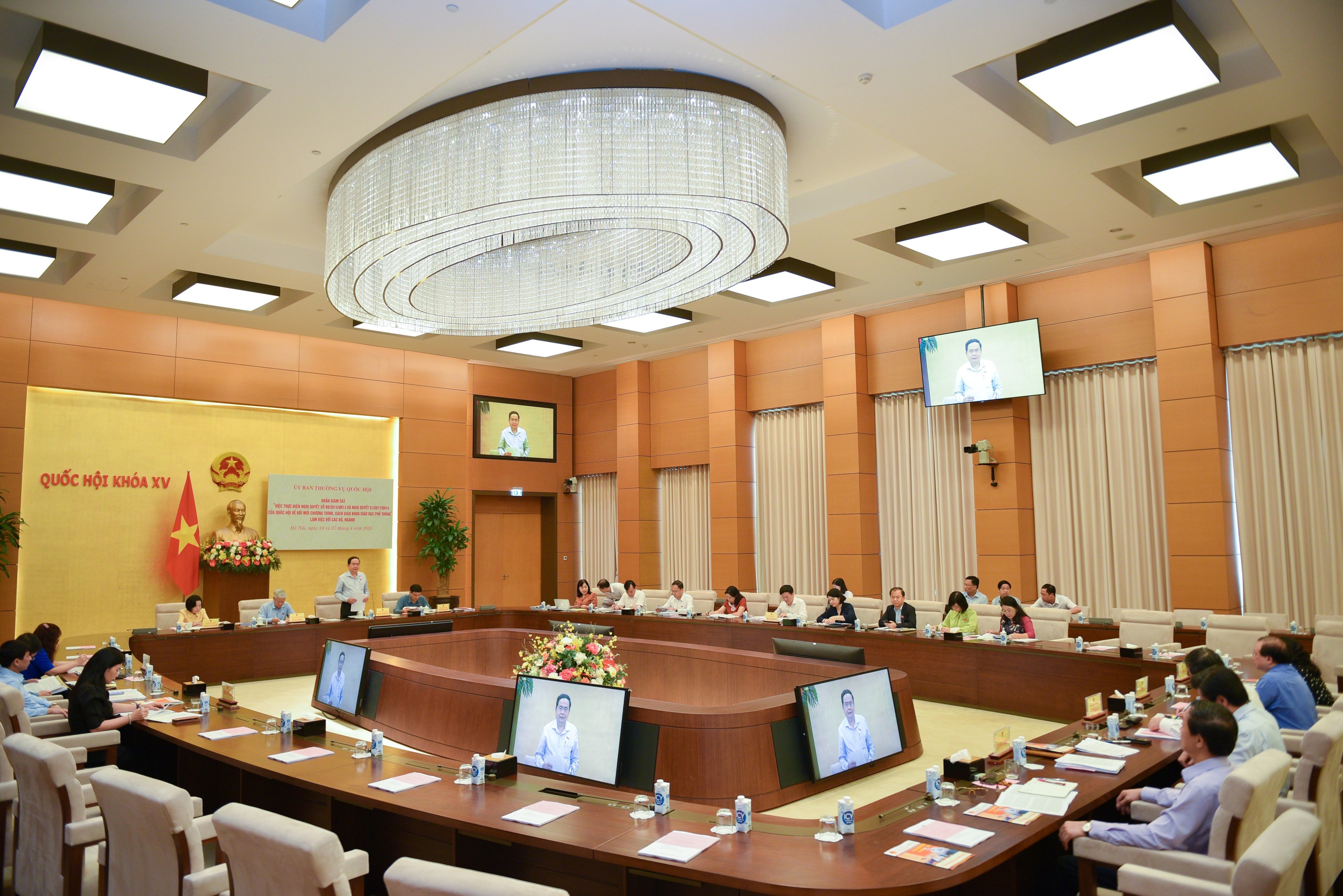 Đoàn giám sát về thực hiện đổi mới chương trình, sách giáo khoa giáo dục phổ thông của Ủy ban Thường vụ Quốc hội làm việc với các bộ, ngành ngày 24/4. Đoàn giám sát về thực hiện đổi mới chương trình, sách giáo khoa giáo dục phổ thông của Ủy ban Thường vụ Quốc hội làm việc với các bộ, ngành ngày 24/4.