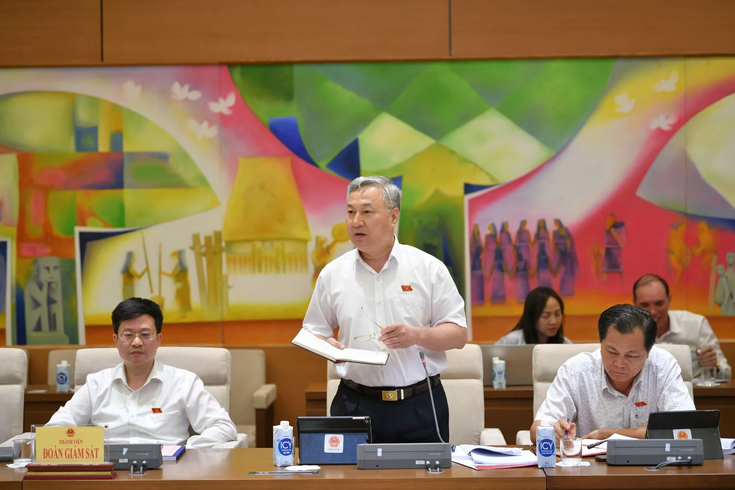 Thành viên Đoàn giám sát nêu ý kiến tại buổi làm việc.