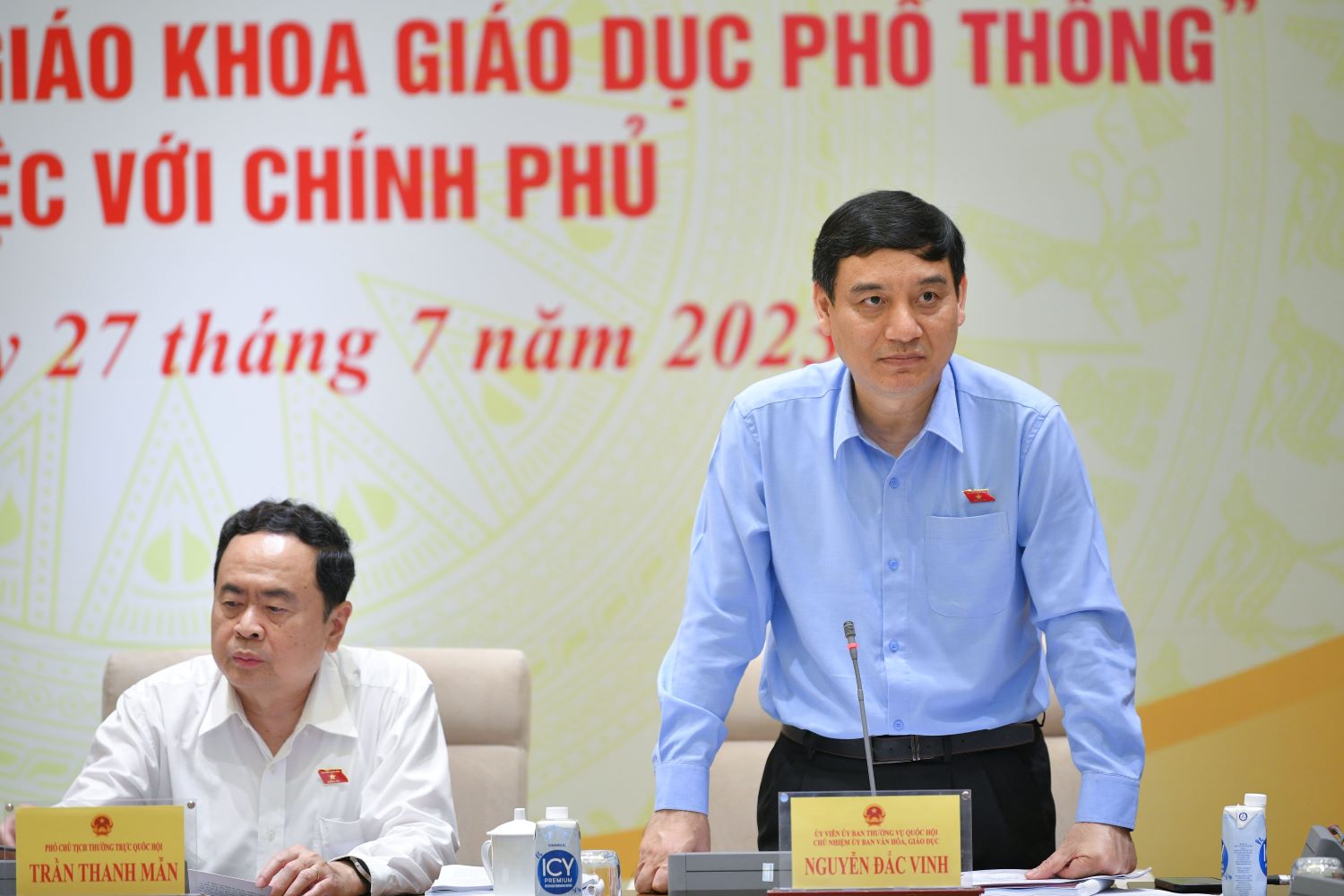 Chủ nhiệm Ủy ban Văn hóa, Giáo dục Nguyễn Đắc Vinh báo cáo một số vấn đề lưu ý qua giám sát việc thực hiện Nghị quyết số 88/2014/QH13 và Nghị quyết số 51/2017/QH14 của Quốc hội.