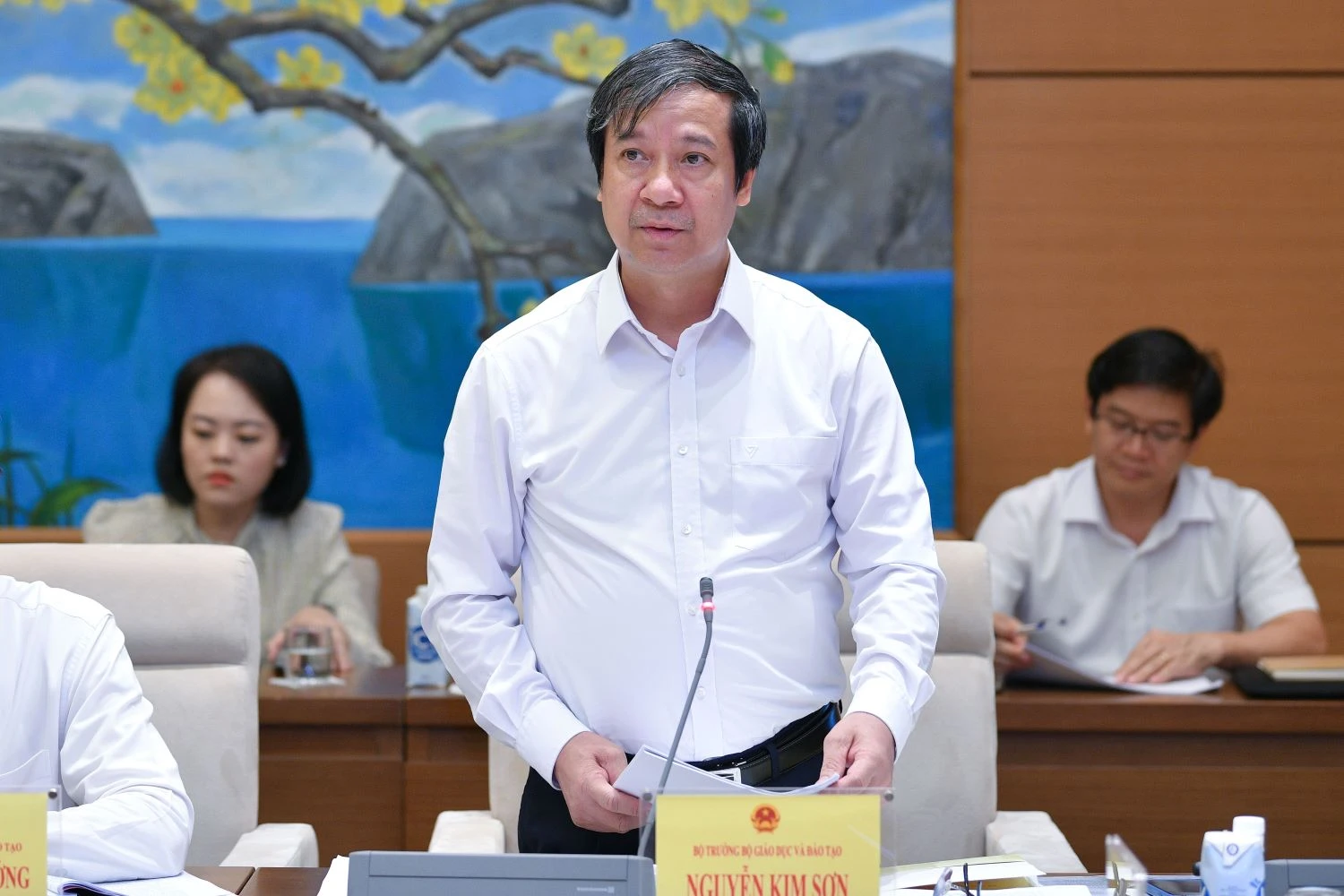 Bộ trưởng Bộ GD&amp;ĐT Nguyễn Kim Sơn trình bày báo cáo của Chính phủ về việc thực hiện Nghị quyết số 88/2014/QH 13 và Nghị quyết số 51/2017/QH14 của Quốc hội về đổi mới chương trình, sách giáo khoa giáo dục phổ thông.