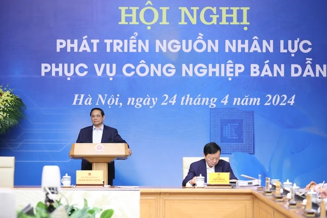 Tại hội nghị, Thủ tướng đã khái quát các nhiệm vụ, giải pháp trọng tâm thời gian tới và giao nhiệm vụ các bộ ngành, các cấp, địa phương, doanh nghiệp, đại học, các chủ thể liên quan trong đào tạo nhân lực bán dẫn. Ảnh: VGP/Nhật Bắc.