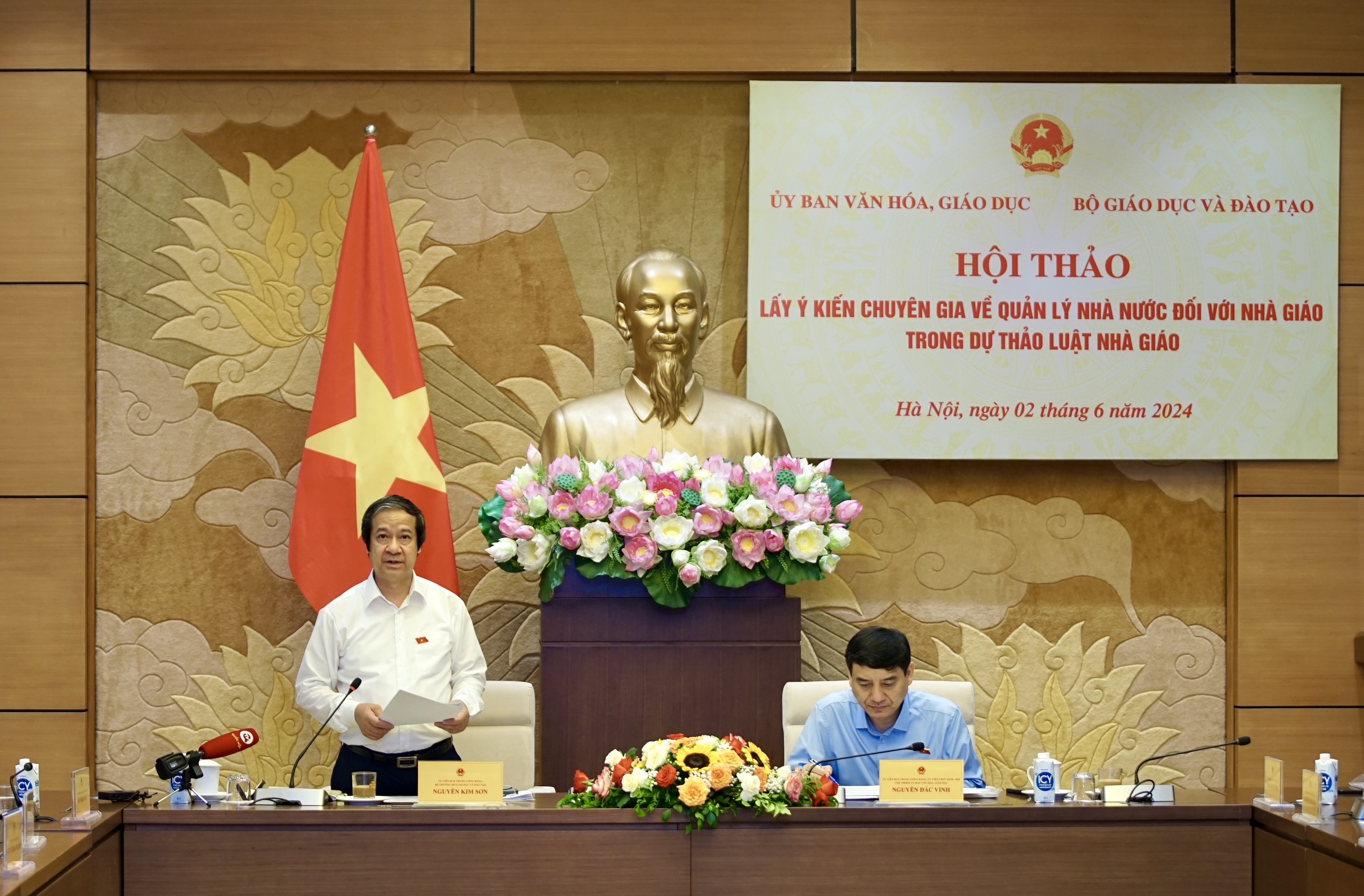Chủ nhiệm Ủy ban Văn hóa Giáo dục của Quốc hội Nguyễn Đắc Vinh, Bộ trưởng Bộ GD&ĐT Nguyễn Kim Sơn chủ trì hội thảo. Chủ nhiệm Ủy ban Văn hóa Giáo dục của Quốc hội Nguyễn Đắc Vinh, Bộ trưởng Bộ GD&ĐT Nguyễn Kim Sơn chủ trì hội thảo.