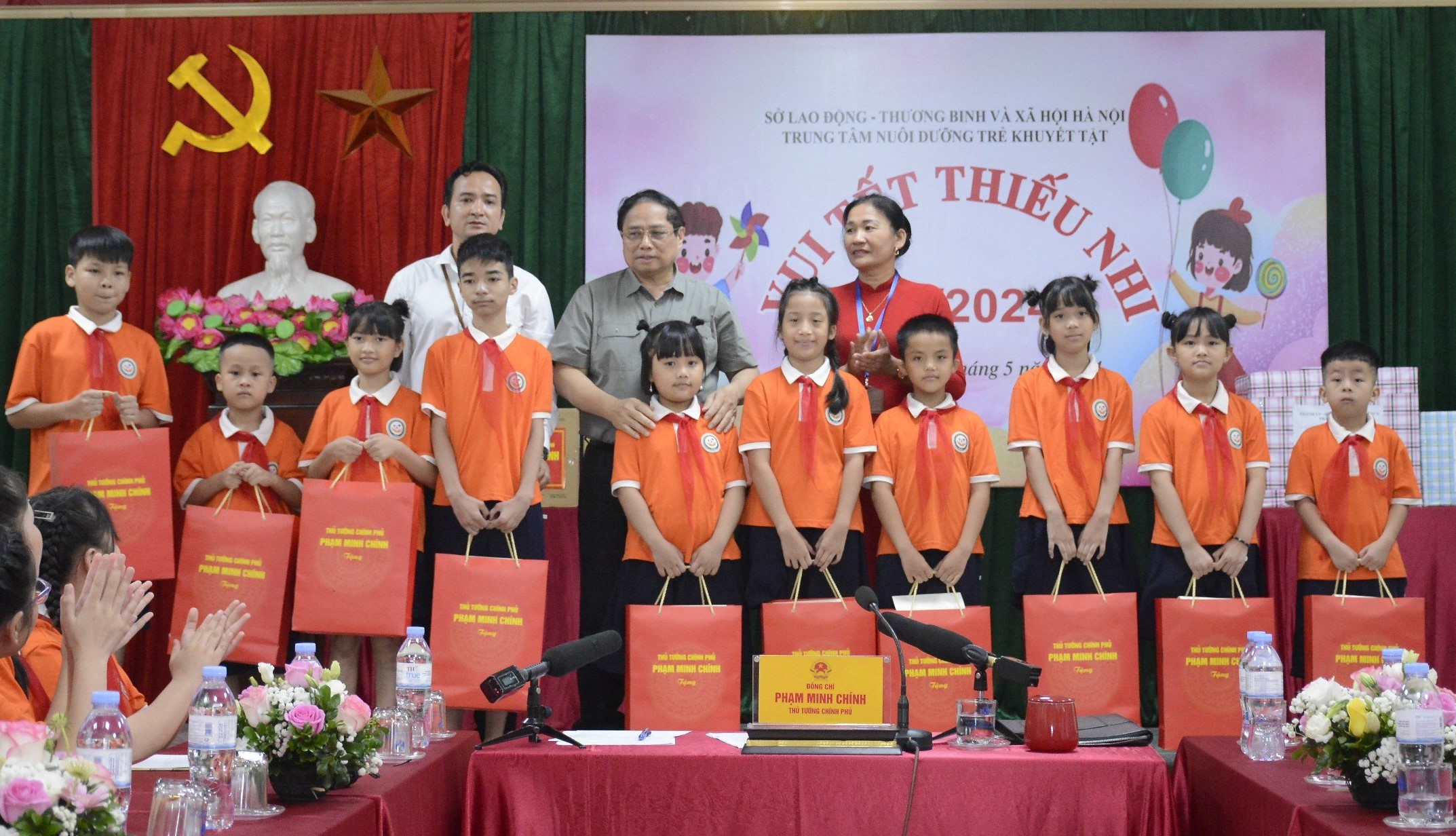 Thủ tướng tặng quà cho các học sinh Trung tâm Nuôi dưỡng trẻ khuyết tật Hà Nội.