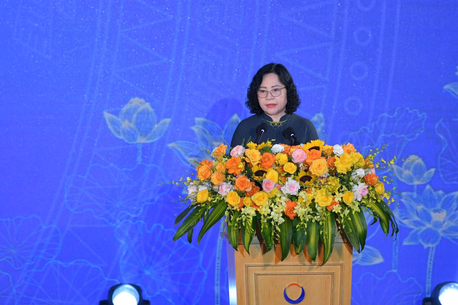 Thứ trưởng Bộ GD&ĐT Ngô Thị Minh báo cáo đề dẫn tại Lễ phát động Phong trào “Cả nước thi đua xây dựng xã hội học tập, đẩy mạnh học tập suốt đời giai đoạn 2023 - 2030”.