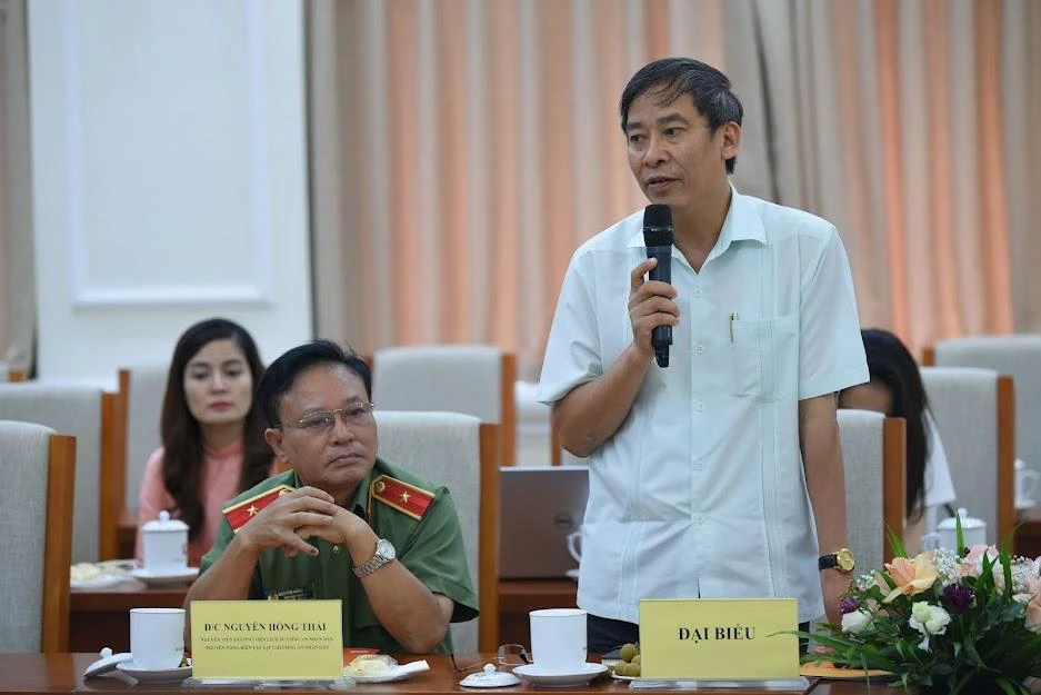 Ông Vũ Minh Đức, Cục trưởng Cục Nhà giáo và Cán bộ quản lý giáo dục trao đổi về những vấn đề mà các cơ quan báo chí đặt câu hỏi về Giải tại họp báo.