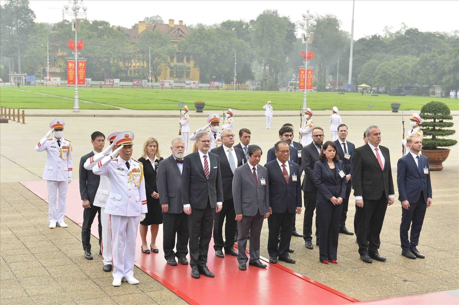 Thủ tướng Cộng hoà Séc Petr Fiala, Bộ trưởng Nguyễn Kim Sơn đặt vòng hoa tưởng niệm Chủ tịch Hồ Chí Minh - Ảnh Minh Đức - TTXVN