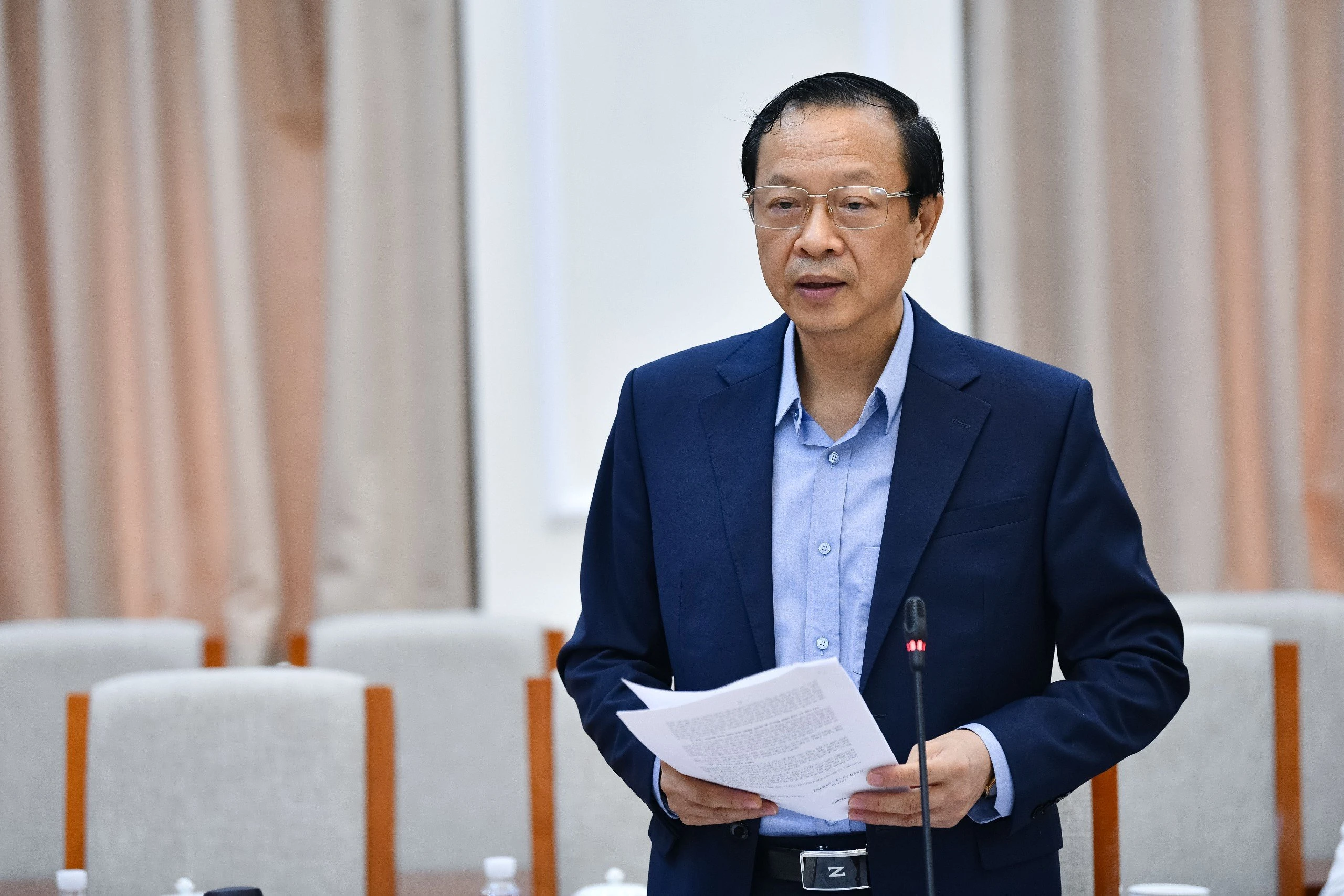 Thứ trưởng Bộ GD&amp;ĐT Phạm Ngọc Thưởng phát biểu tại phiên họp.