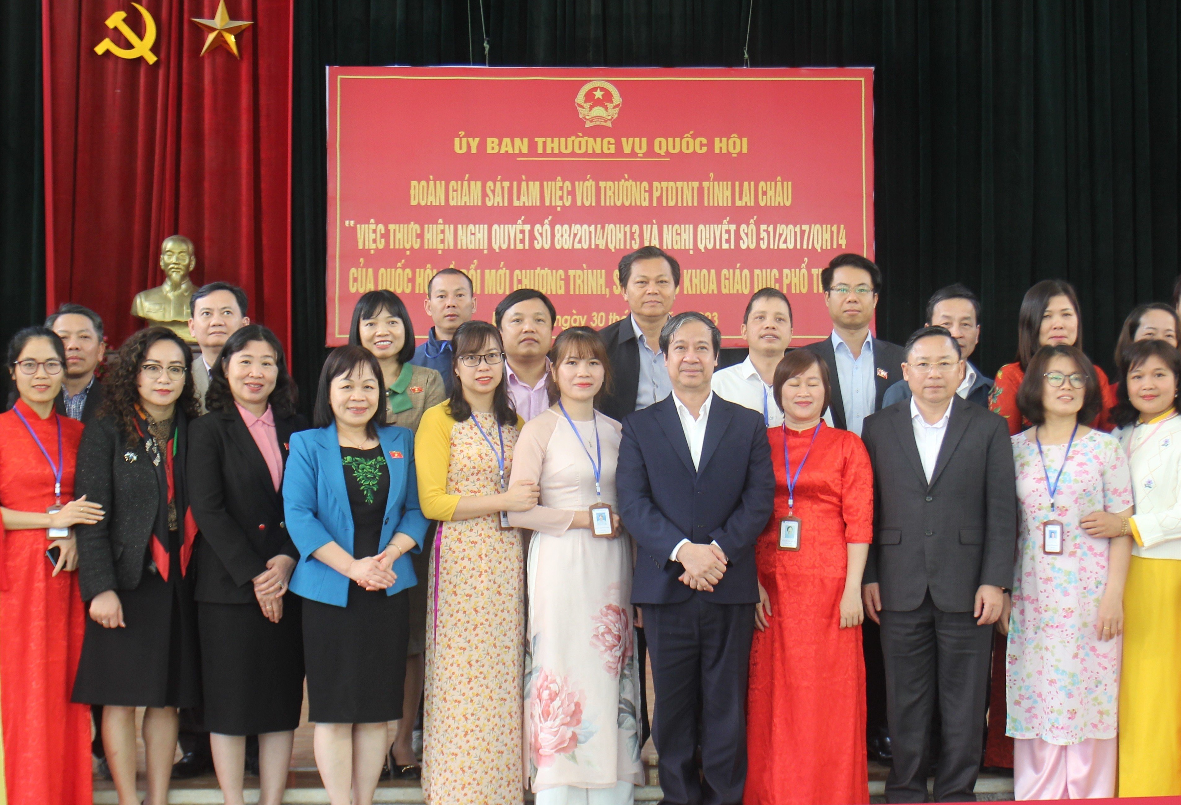 Bộ trưởng Nguyễn Kim Sơn và đoàn giám sát chụp ảnh lưu niệm cùng giáo viên Trường phổ thông DTNT tỉnh Lai Châu. Bộ trưởng Nguyễn Kim Sơn và đoàn giám sát chụp ảnh lưu niệm cùng giáo viên Trường phổ thông DTNT tỉnh Lai Châu.