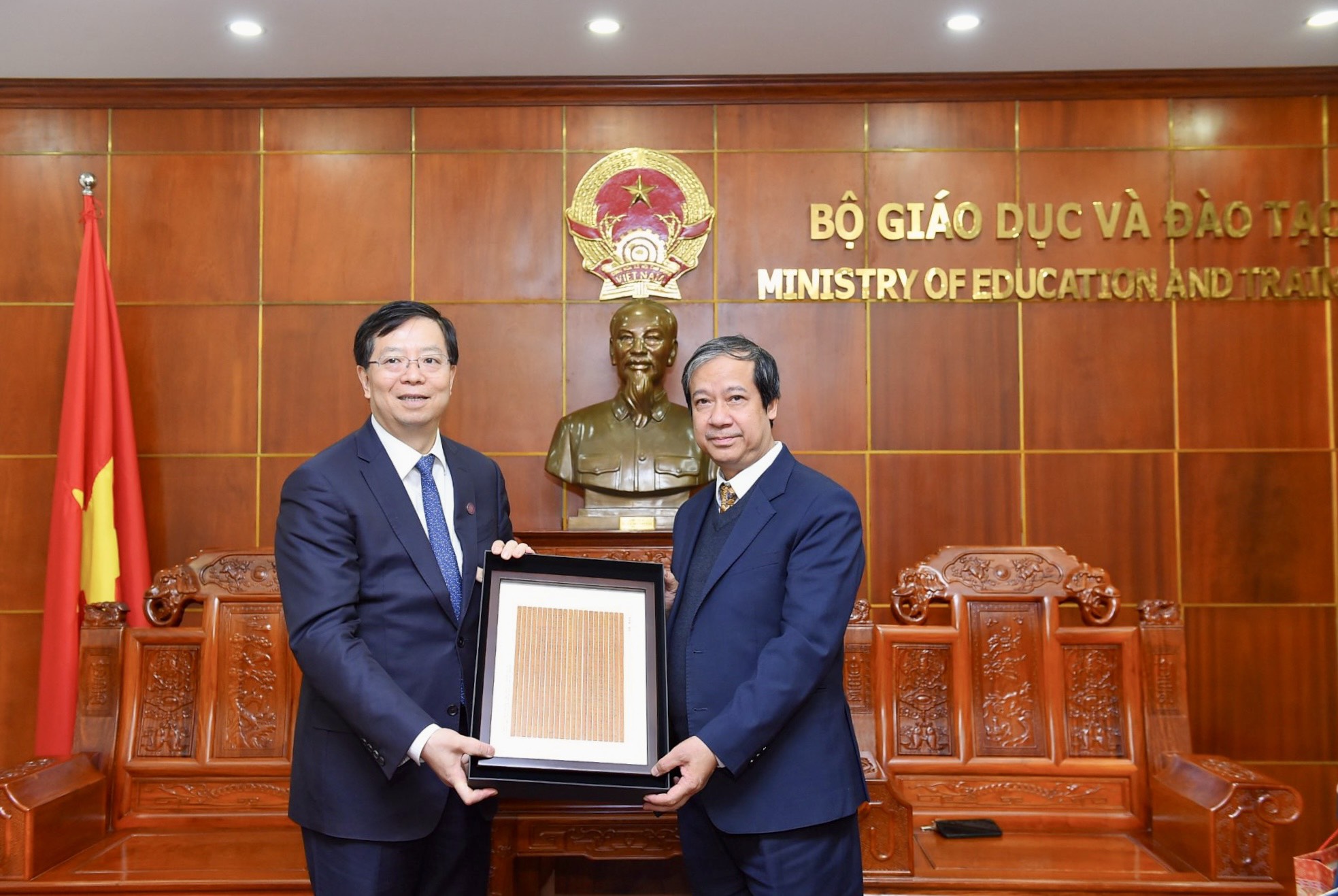 Bộ trưởng Nguyễn Kim Sơn và Chủ tịch Hội đồng ĐH Thanh Hoa Khưu Dũng tặng quà lưu niệm nhân dịp gặp mặt. Bộ trưởng Nguyễn Kim Sơn và Chủ tịch Hội đồng ĐH Thanh Hoa Khưu Dũng tặng quà lưu niệm nhân dịp gặp mặt.
