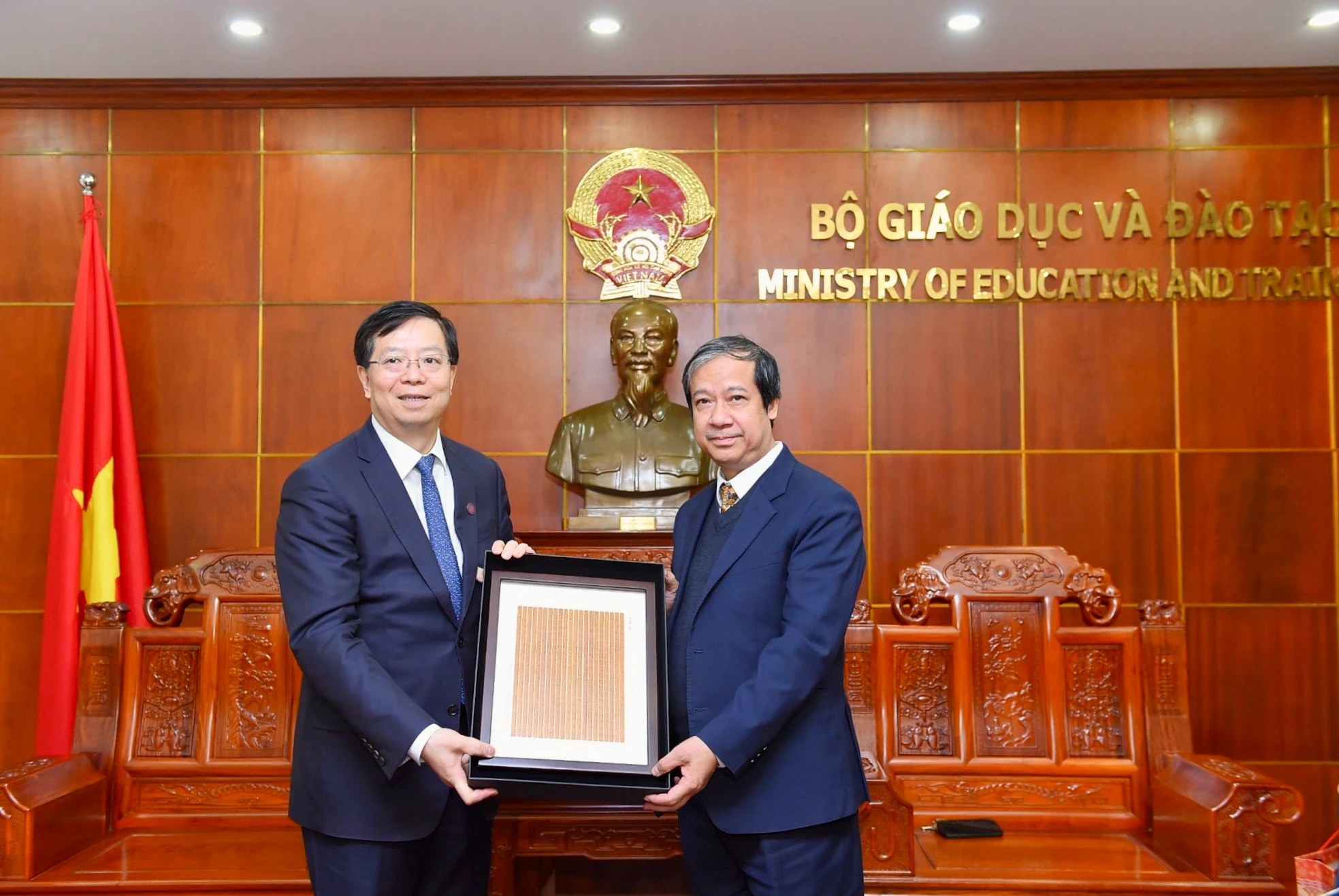 Bộ trưởng Nguyễn Kim Sơn và Chủ tịch Hội đồng ĐH Thanh Hoa Khưu Dũng tặng quà lưu niệm nhân dịp gặp mặt.