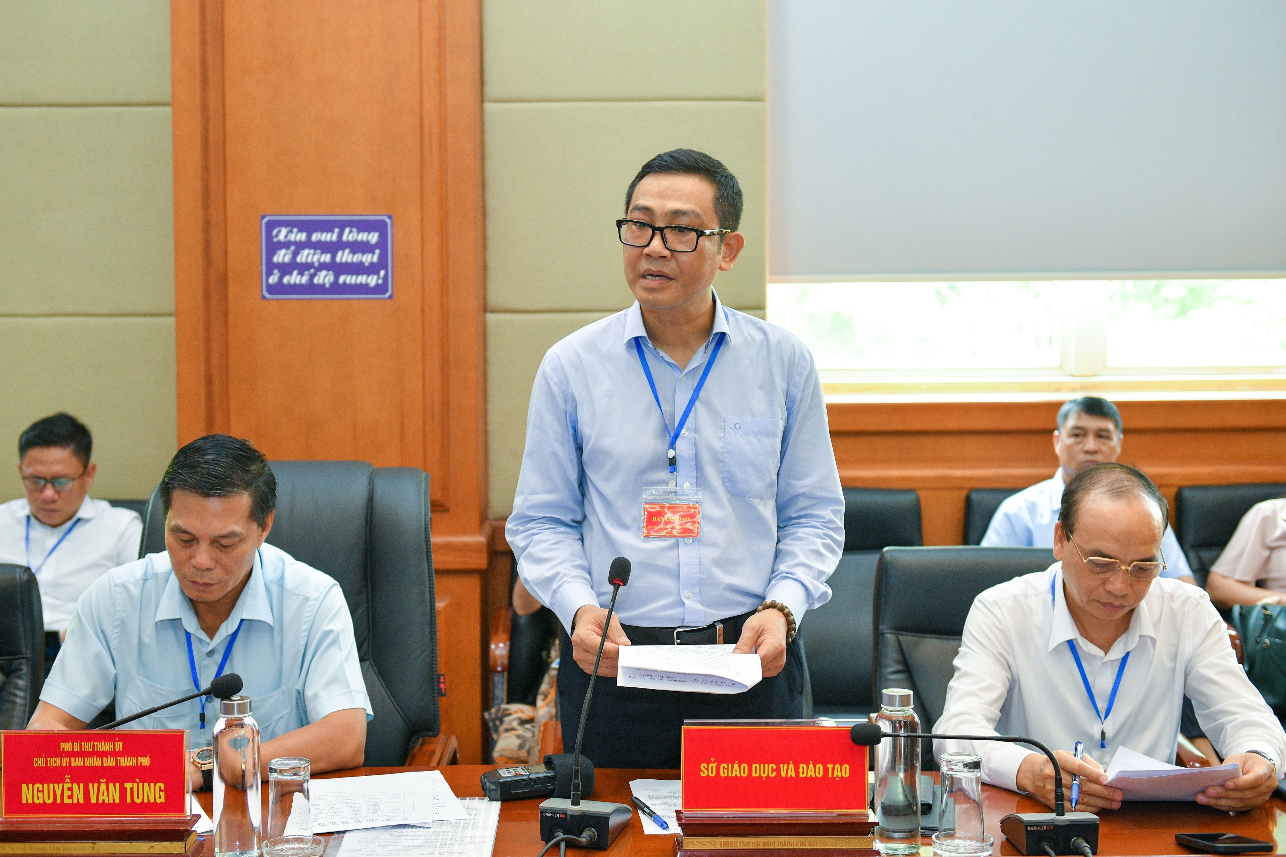 Giám đốc Sở GD&ĐT Hải Phòng Bùi Văn Kiệm phát biểu tại buổi làm việc. Giám đốc Sở GD&ĐT Hải Phòng Bùi Văn Kiệm phát biểu tại buổi làm việc.