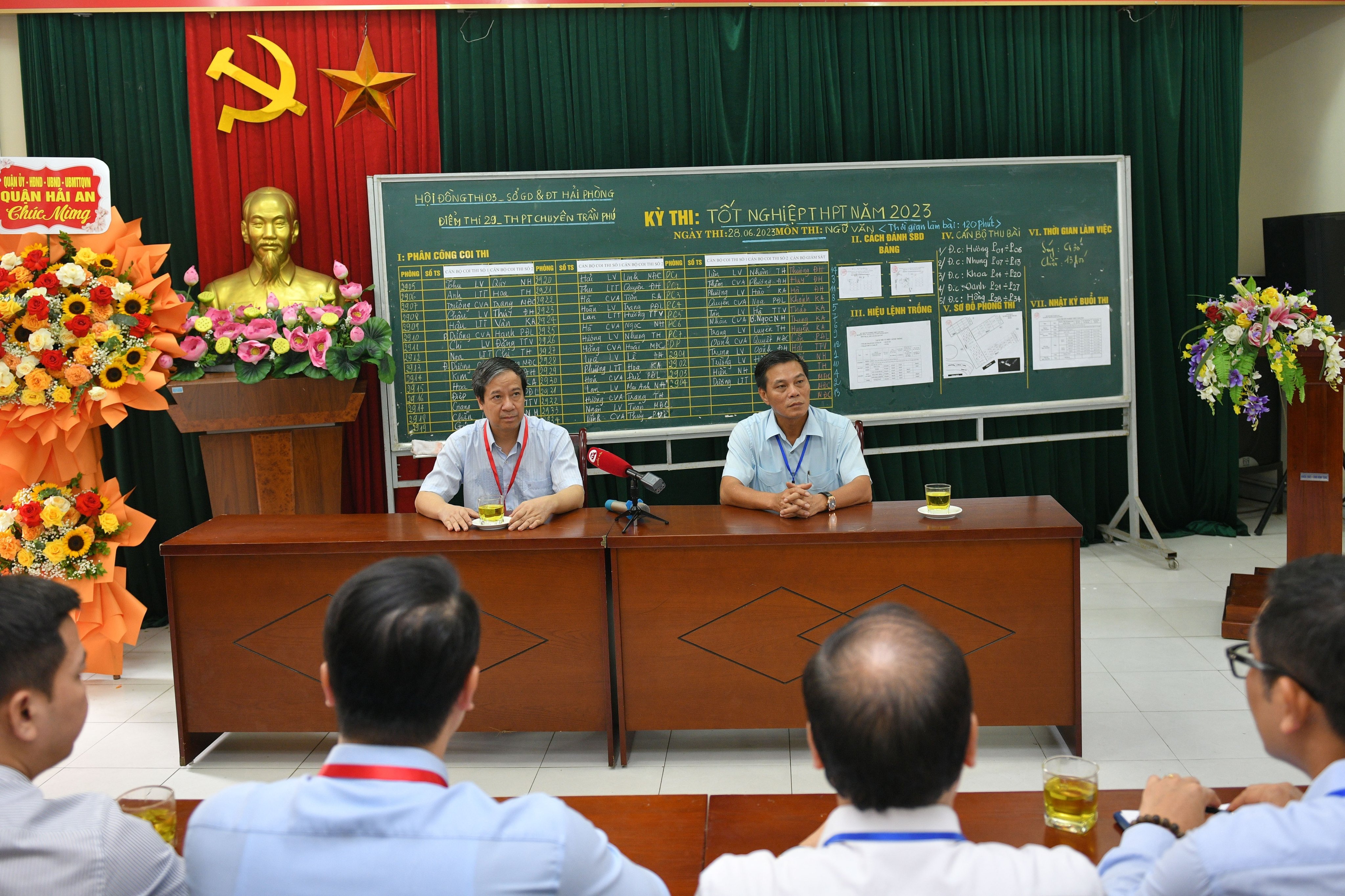 Bộ trưởng Nguyễn Kim Sơn, Chủ tịch UBND TP Hải Phòng Nguyễn Văn Tùng tại điểm thi Trường THPT chuyên Trần Phú. Bộ trưởng Nguyễn Kim Sơn, Chủ tịch UBND TP Hải Phòng Nguyễn Văn Tùng tại điểm thi Trường THPT chuyên Trần Phú.