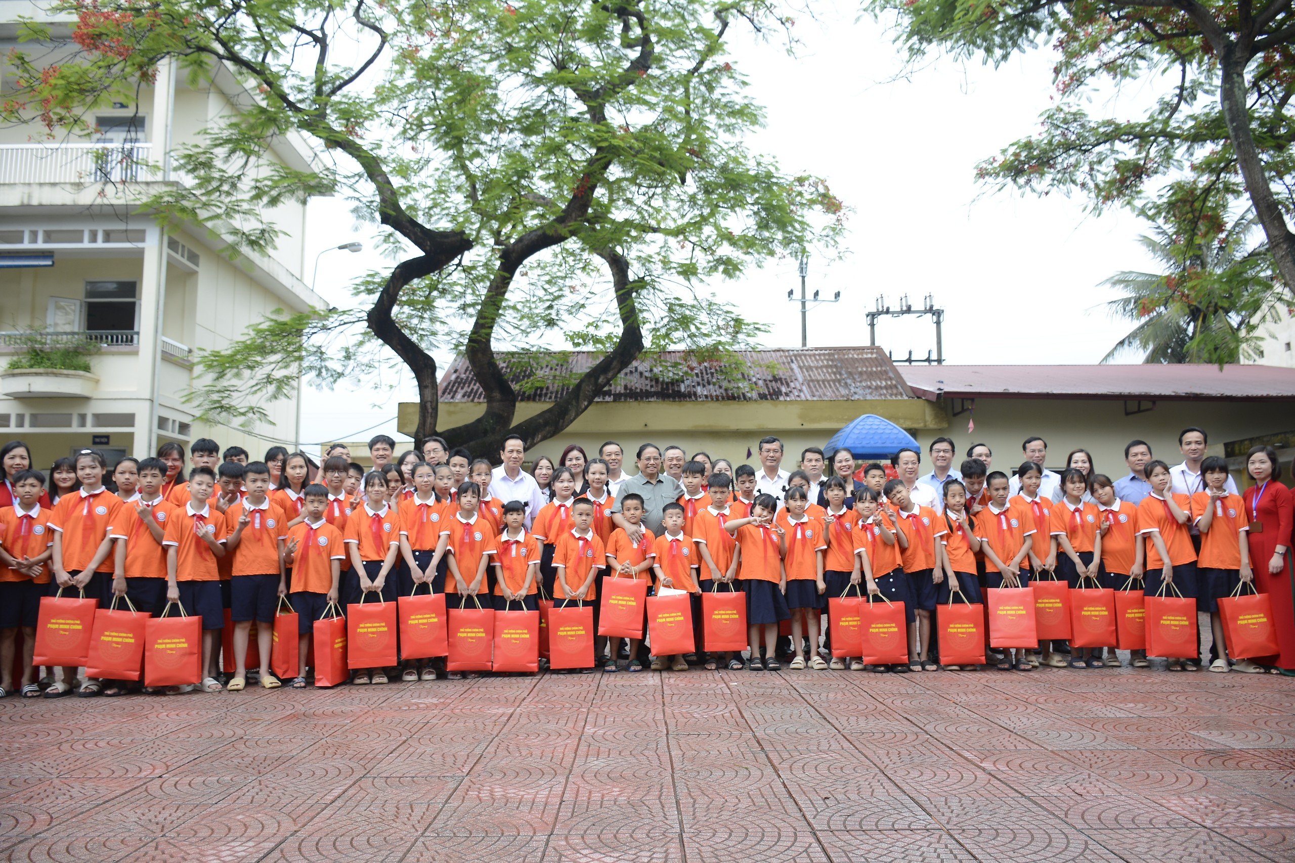 Thủ tướng và đoàn công tác của Chính phủ chụp ảnh lưu niệm cùng thầy trò Trung tâm.