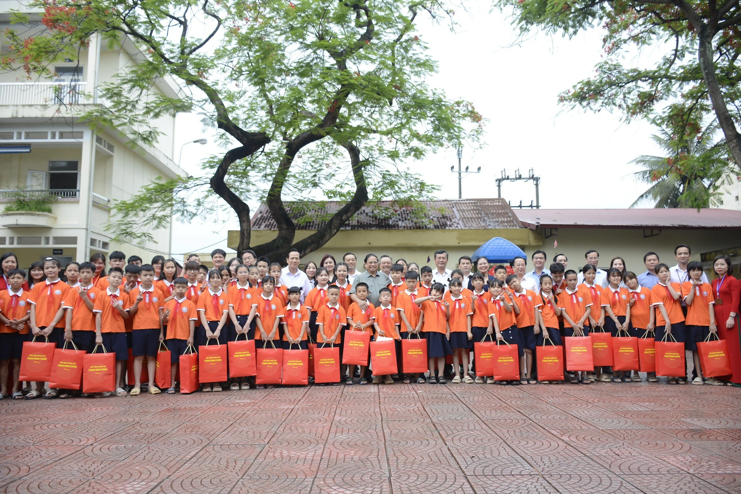 Thủ tướng và đoàn công tác của Chính phủ chụp ảnh lưu niệm cùng thầy trò Trung tâm.