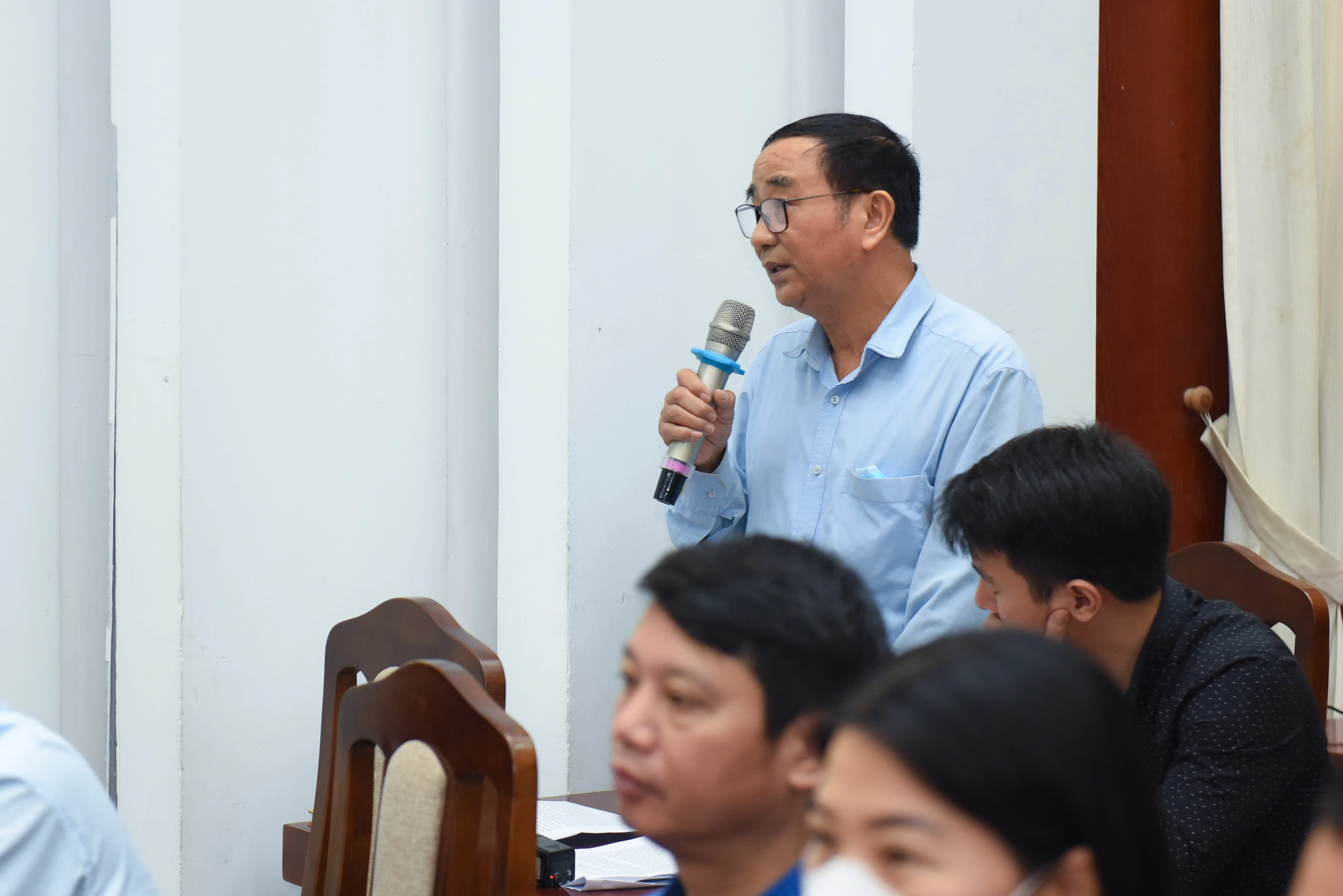 Cử tri huyện Thanh Trì gửi ý kiến đến Đại biểu Quốc hội tại buổi tiếp xúc.