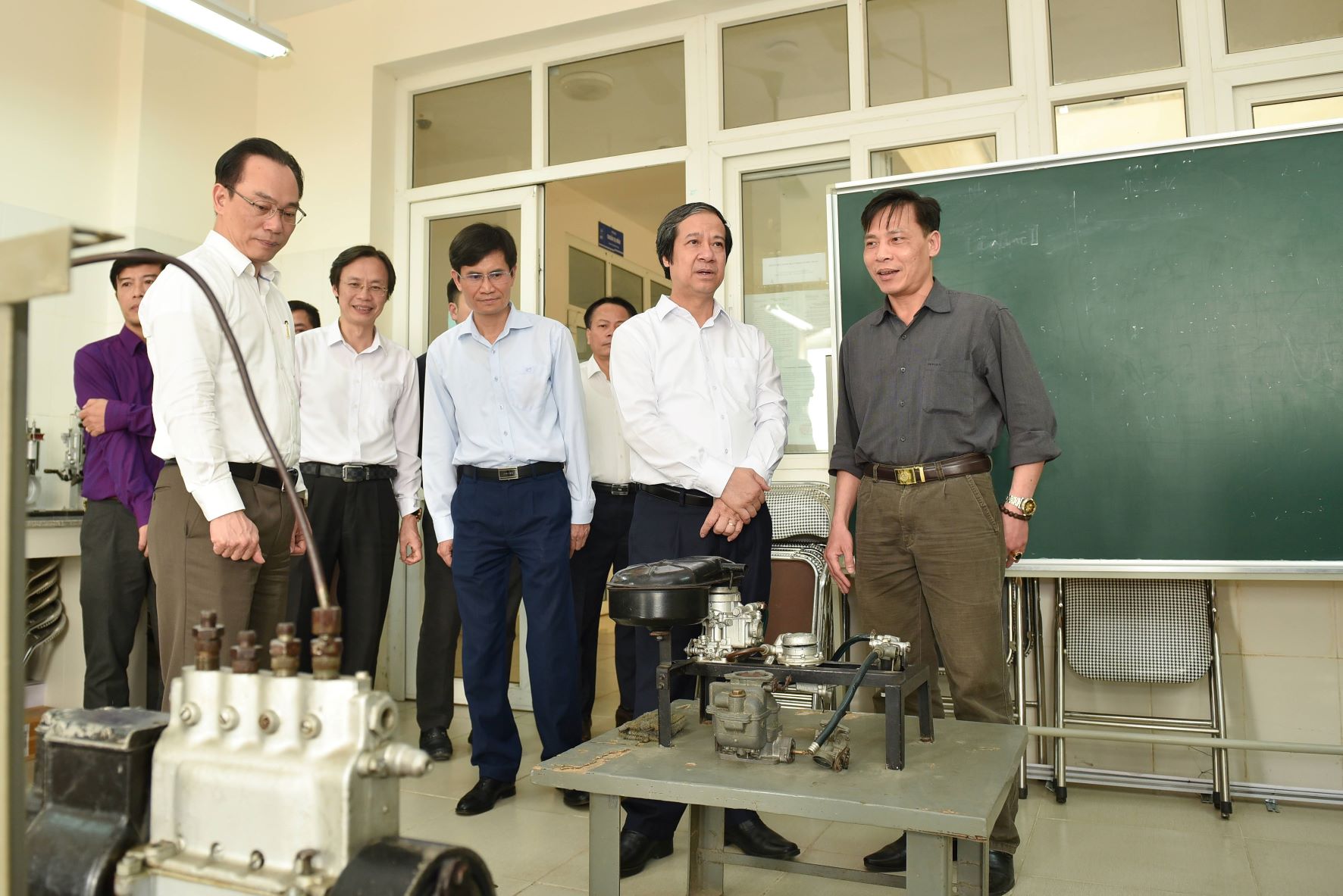 Bộ trưởng Nguyễn Kim Sơn, Thứ trưởng Hoàng Minh Sơn và đoàn công tác của Bộ GD&amp;ĐT thăm phòng thực hành khoa Vật lí Trường ĐH Sư phạm Hà Nội 2.