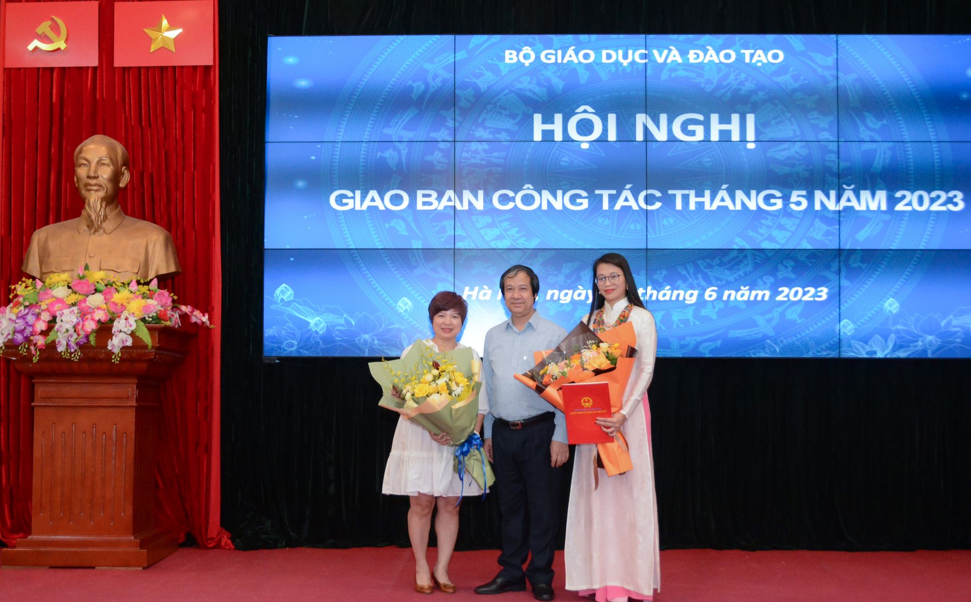 Hai Quyết định của Bộ trưởng Bộ GD&amp;ĐT về bổ nhiệm lại cán bộ được công bố trong Hội nghị giao ban công tác tháng 5/2023 của Bộ GD&amp;ĐT; trong đó có Quyết định bổ nhiệm lại Phó Tổng Biên tập Báo Giáo dục và Thời đại Dương Thị Thanh Hương.