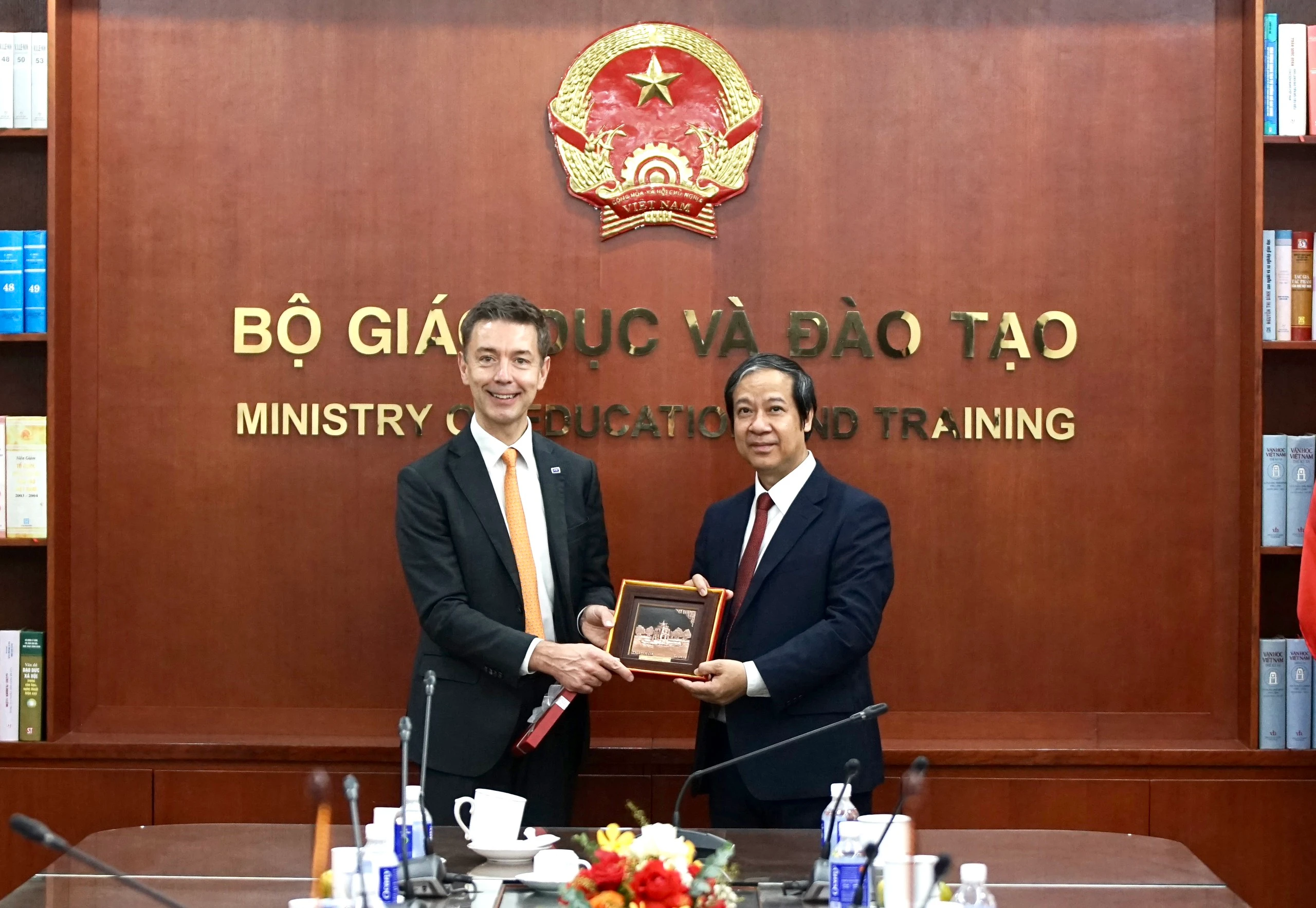 Bộ trưởng Nguyễn Kim Sơn tặng quà lưu niệm cho ngài Julien Guerier nhân dịp Đại sứ đến thăm, làm việc với Bộ GD&amp;ĐT.