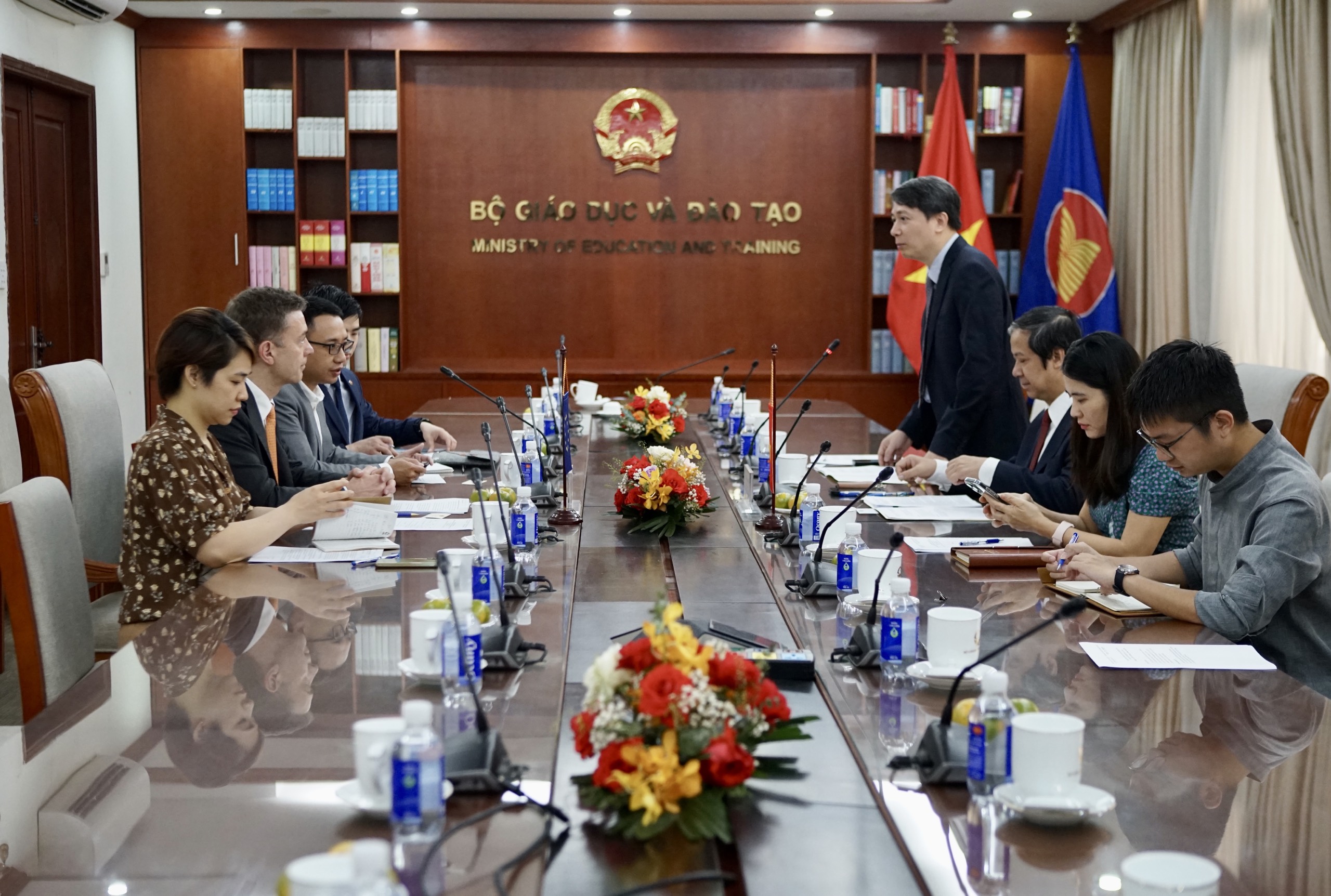 Quang cảnh buổi tiếp. Quang cảnh buổi tiếp.