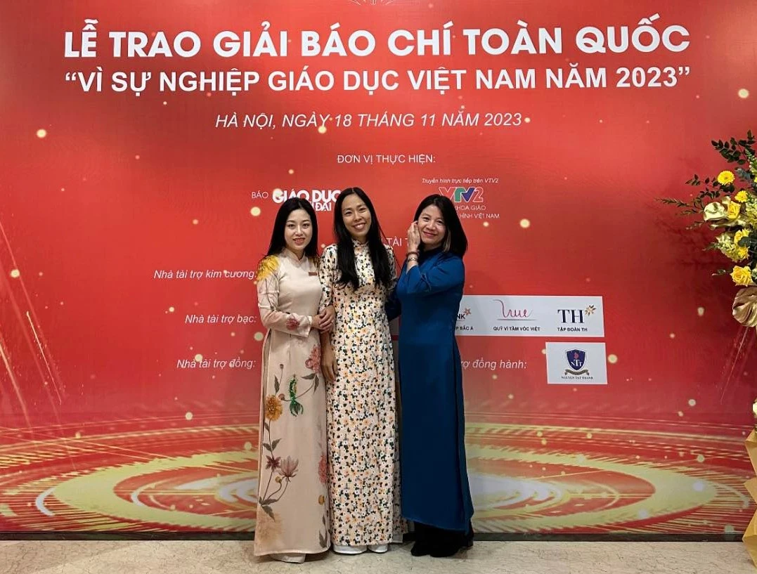 Nhà báo Nguyễn Hoài và nhóm tác giả.